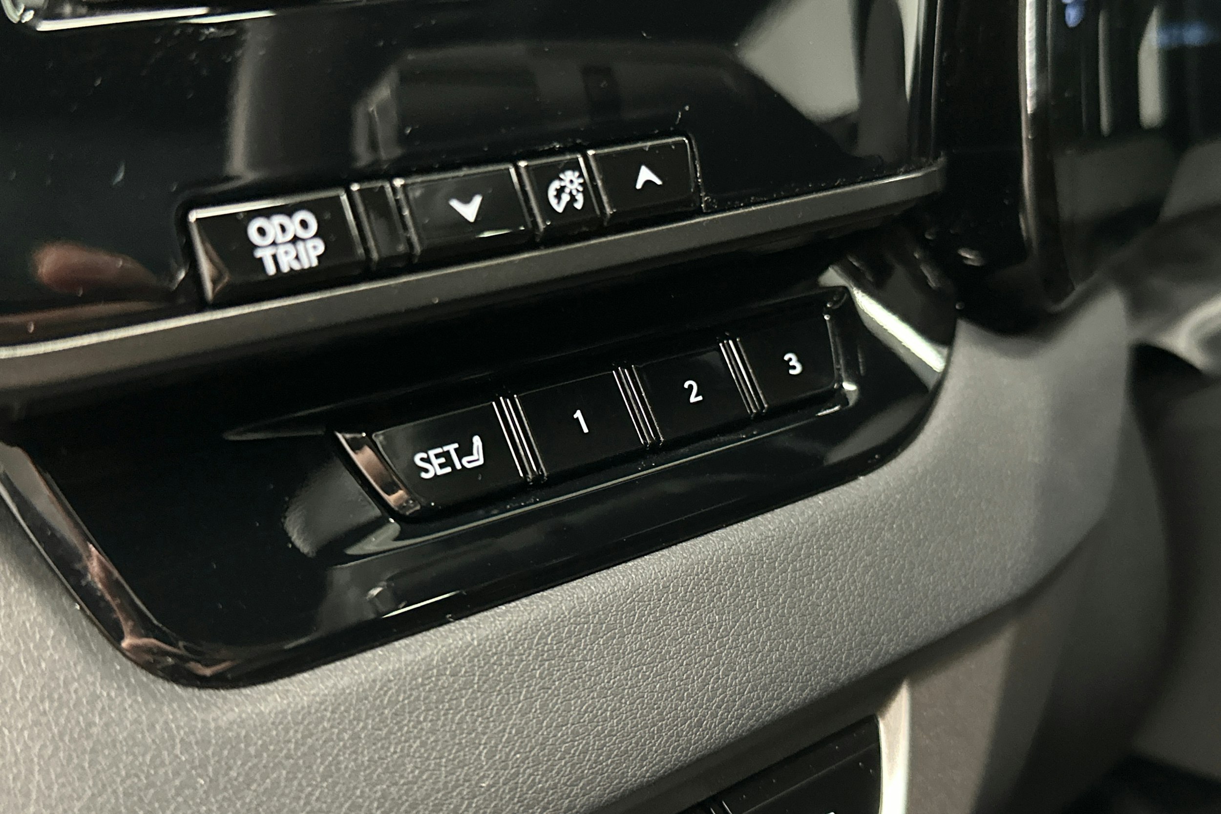 musta Lexus RX 2023 kuva 23.