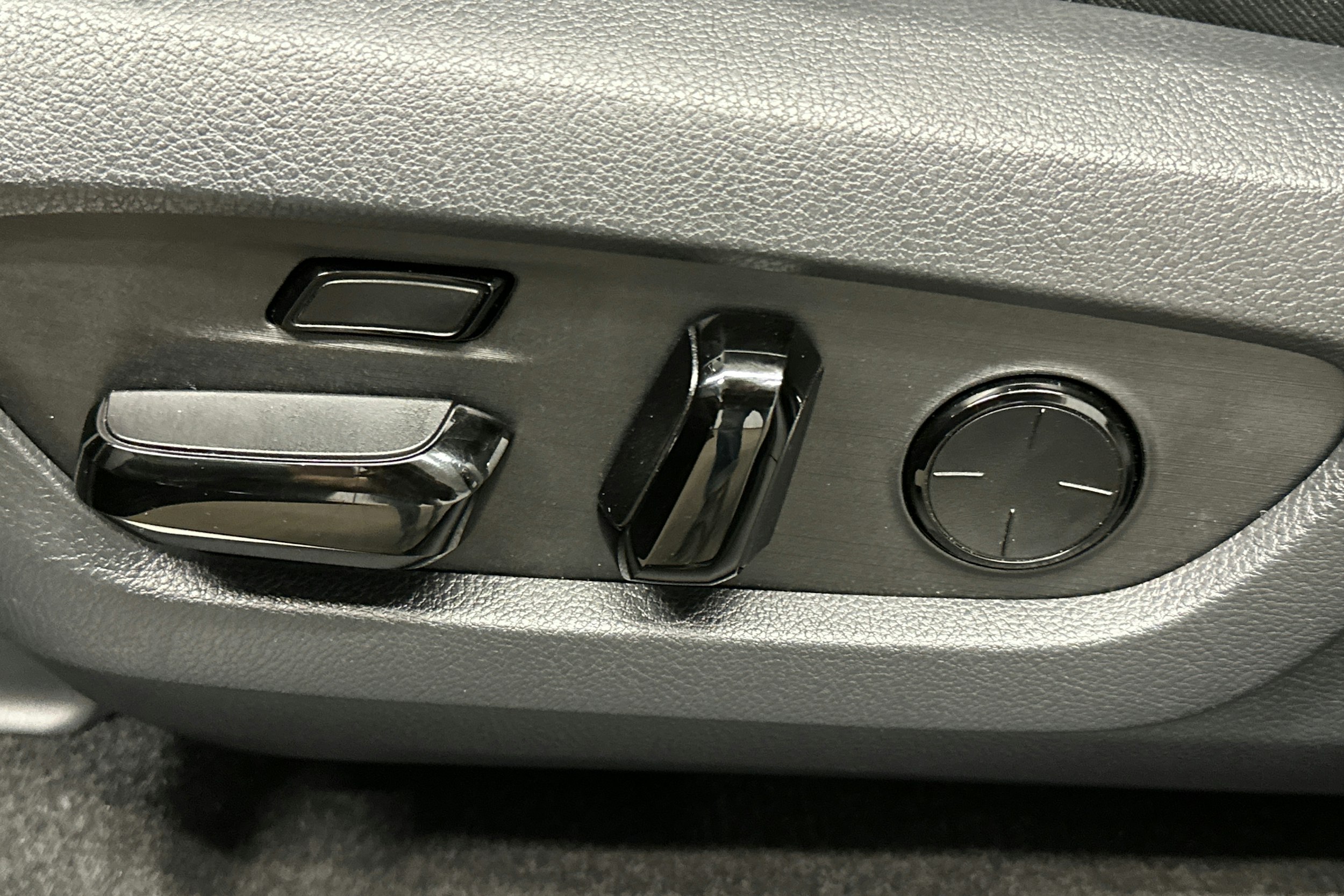musta Lexus RX 2023 kuva 24.