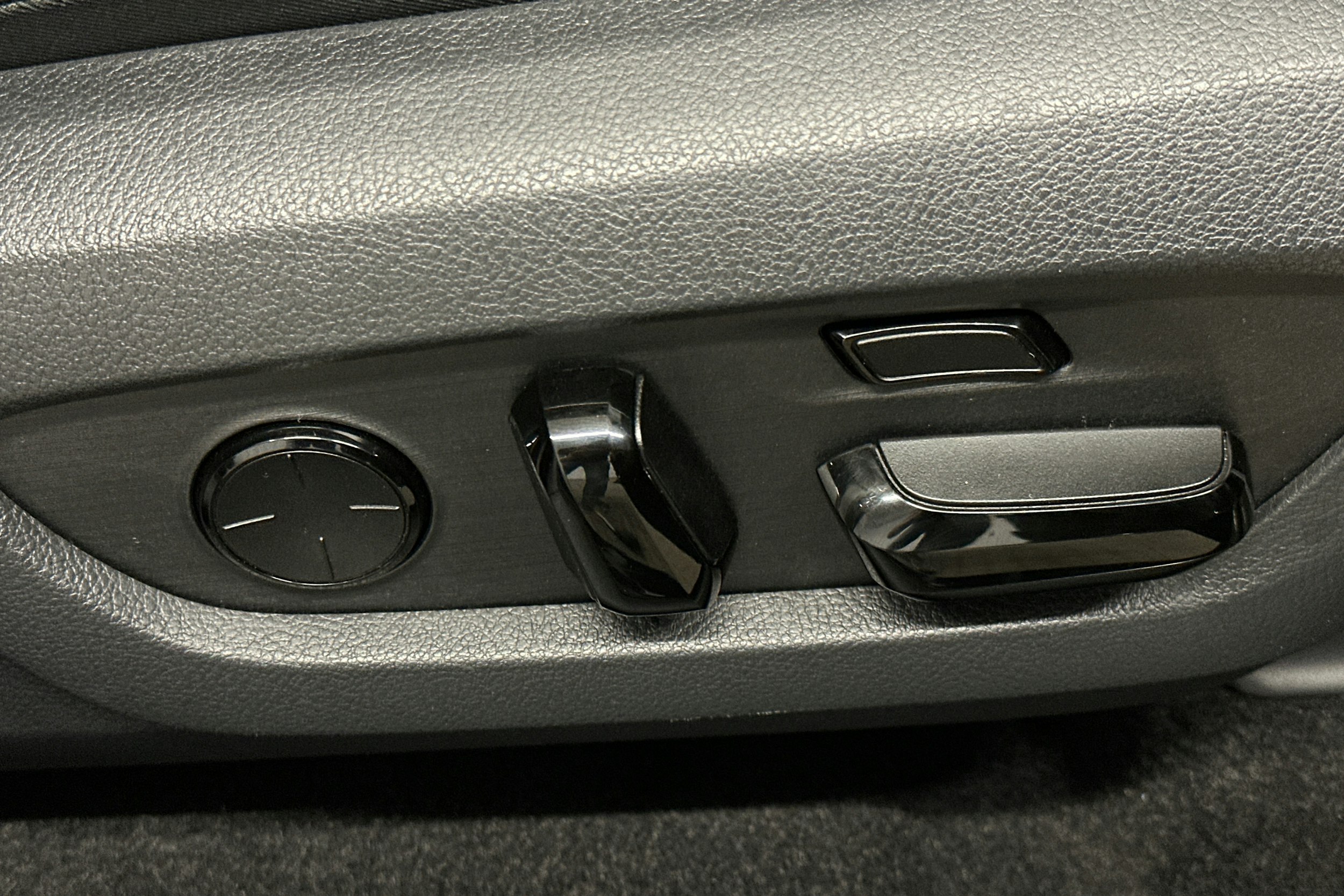 musta Lexus RX 2023 kuva 25.