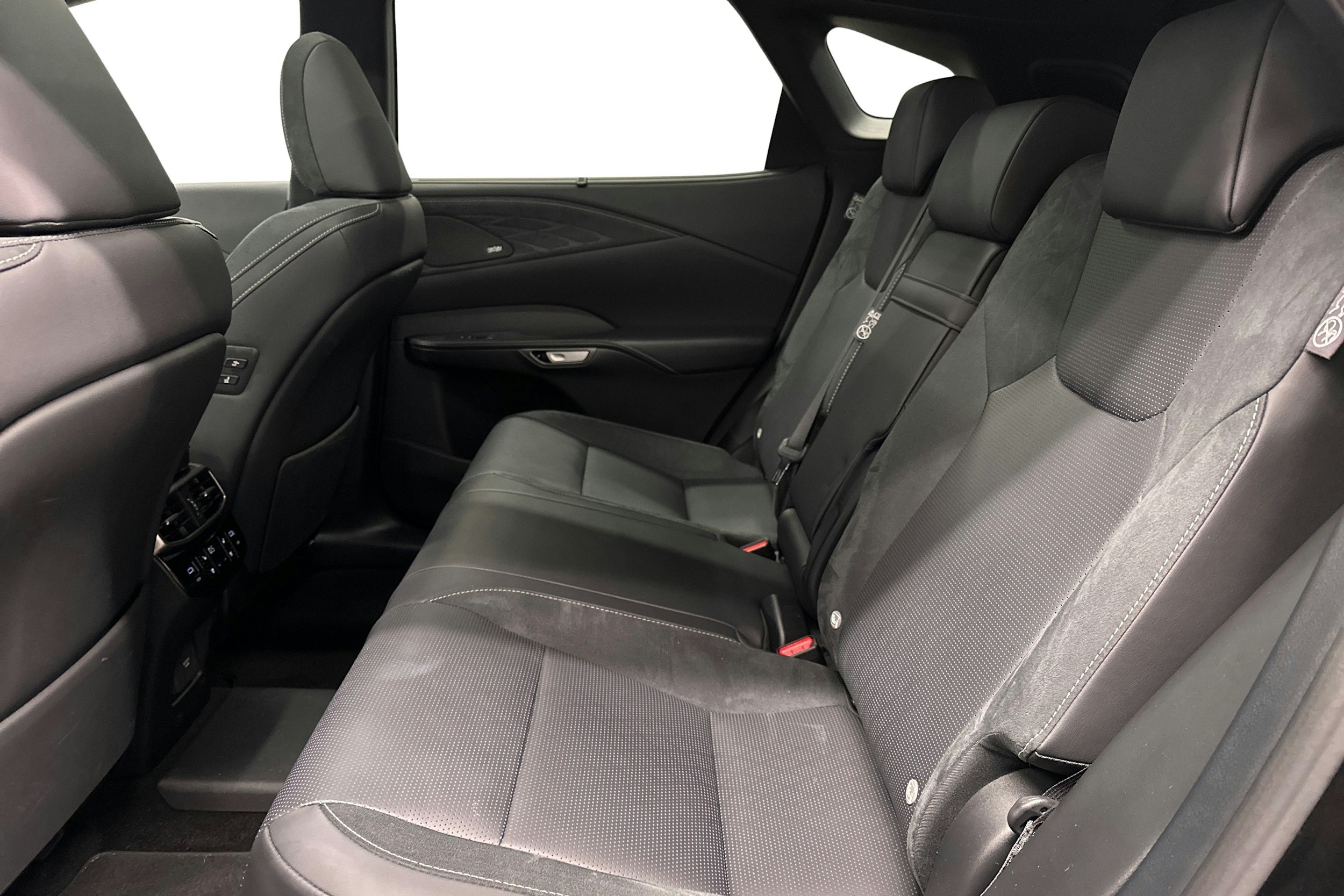 musta Lexus RX 2023 kuva 27.