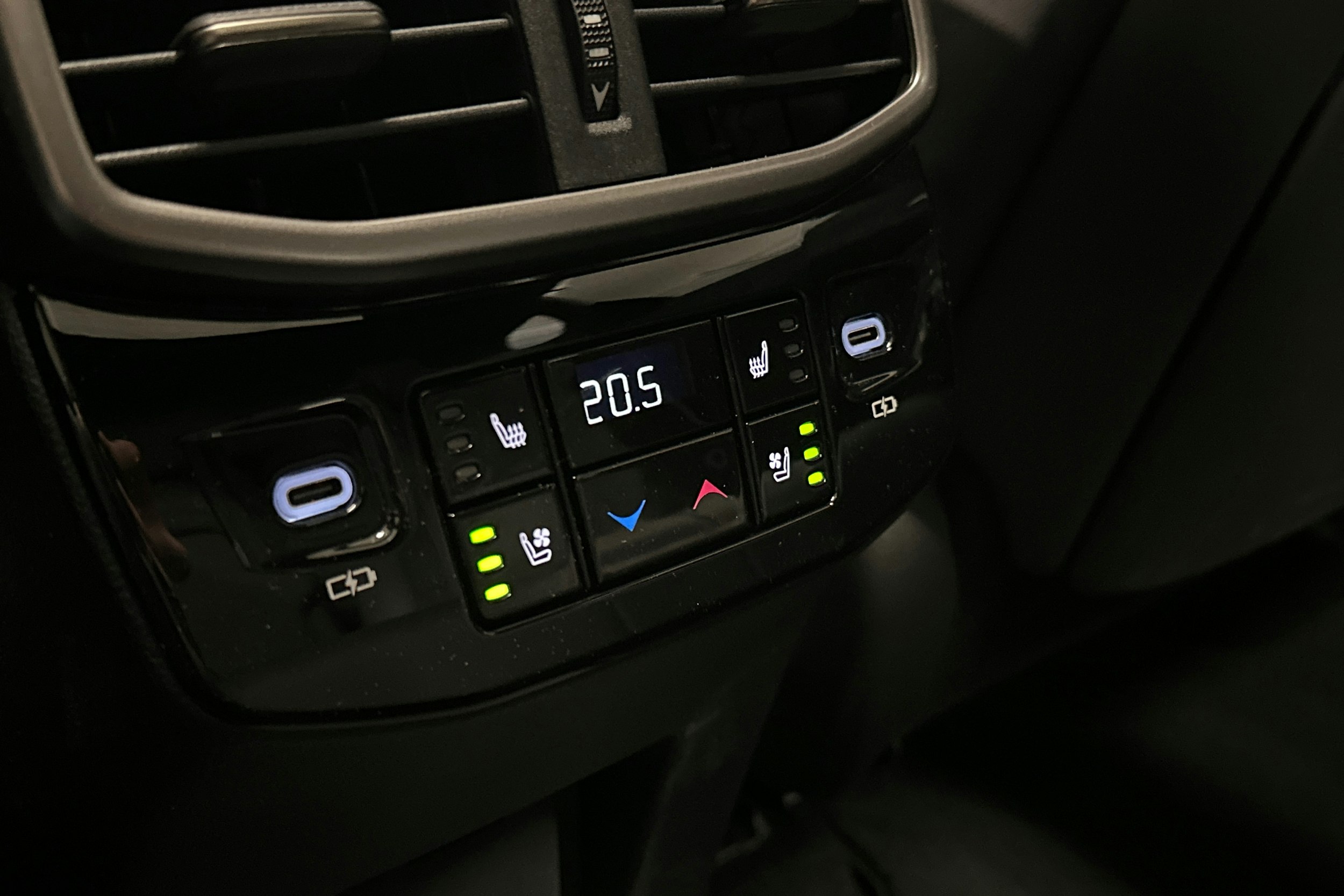 musta Lexus RX 2023 kuva 28.
