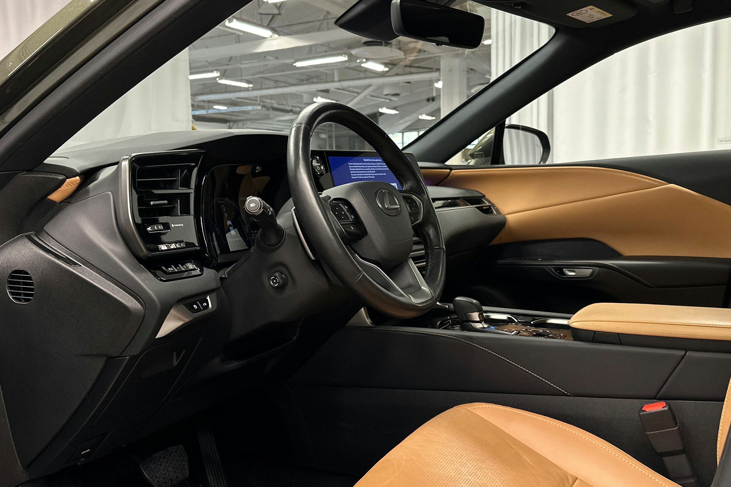 vihreä Lexus RX 2023 kuva 7.