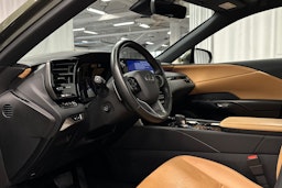 vihreä Lexus RX 2023 kuva 7.