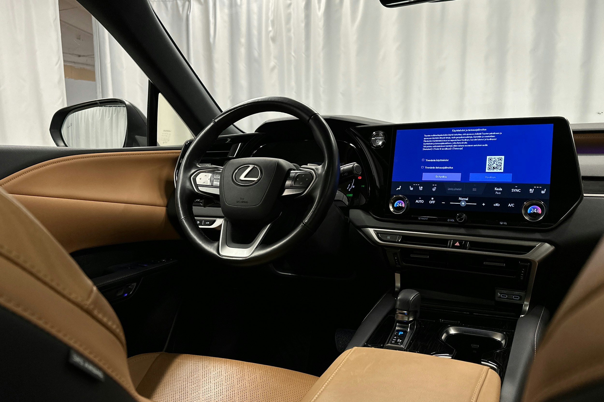 vihreä Lexus RX 2023 kuva 9.