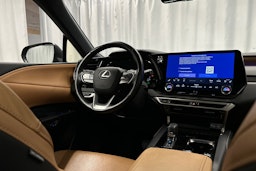 vihreä Lexus RX 2023 kuva 9.