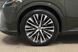 vihreä Lexus RX 2023 kuva 11.