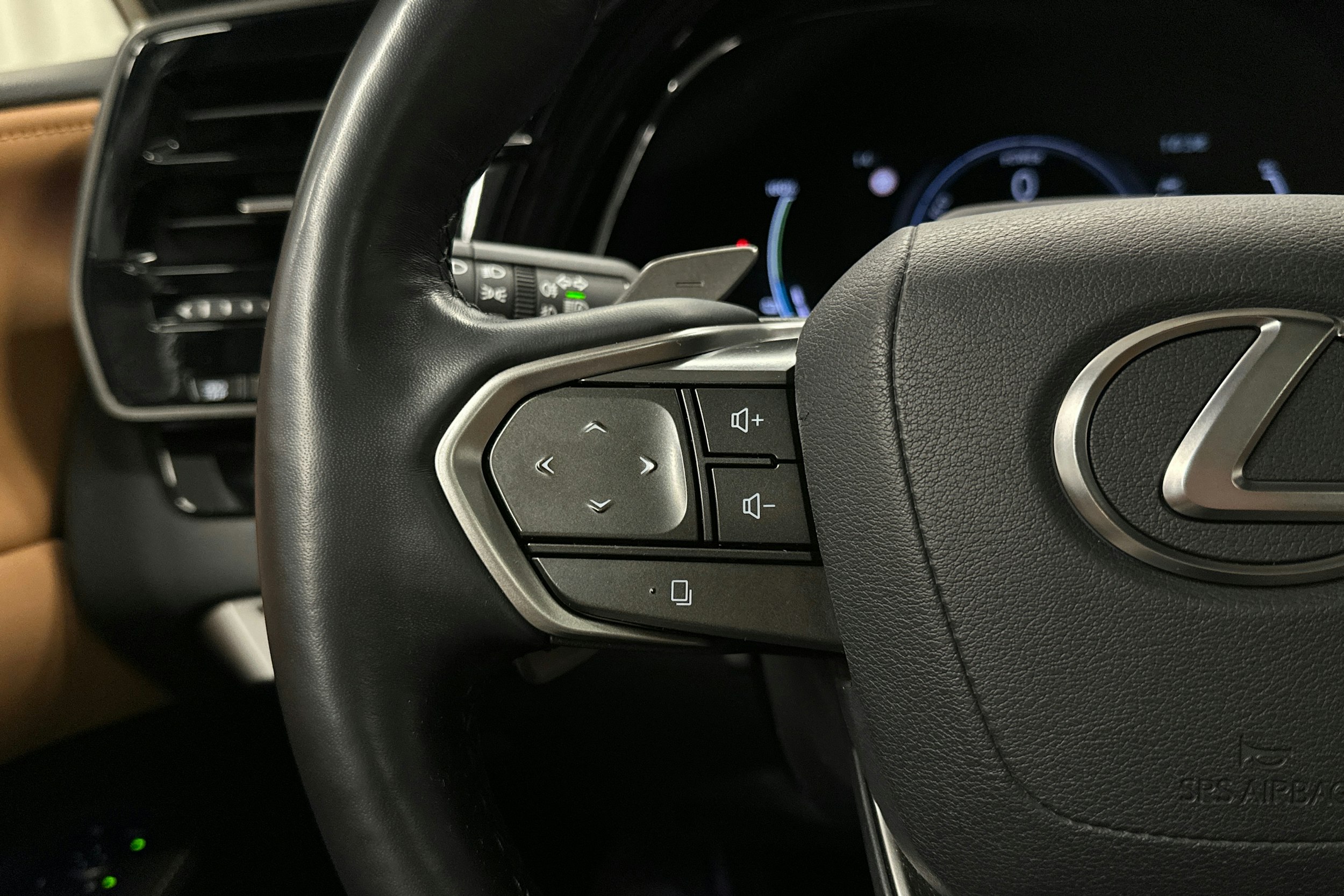 vihreä Lexus RX 2023 kuva 14.