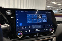 vihreä Lexus RX 2023 kuva 22.
