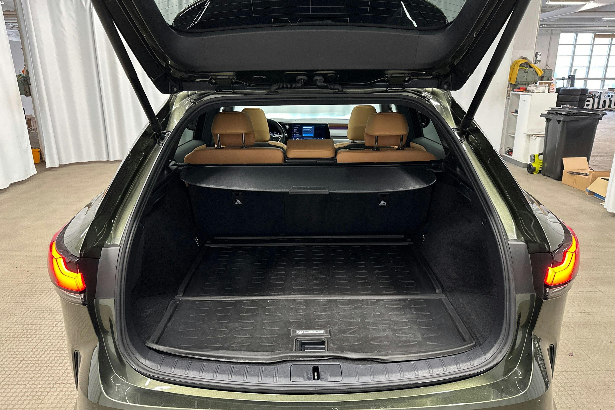 vihreä Lexus RX 2023 kuva 30.