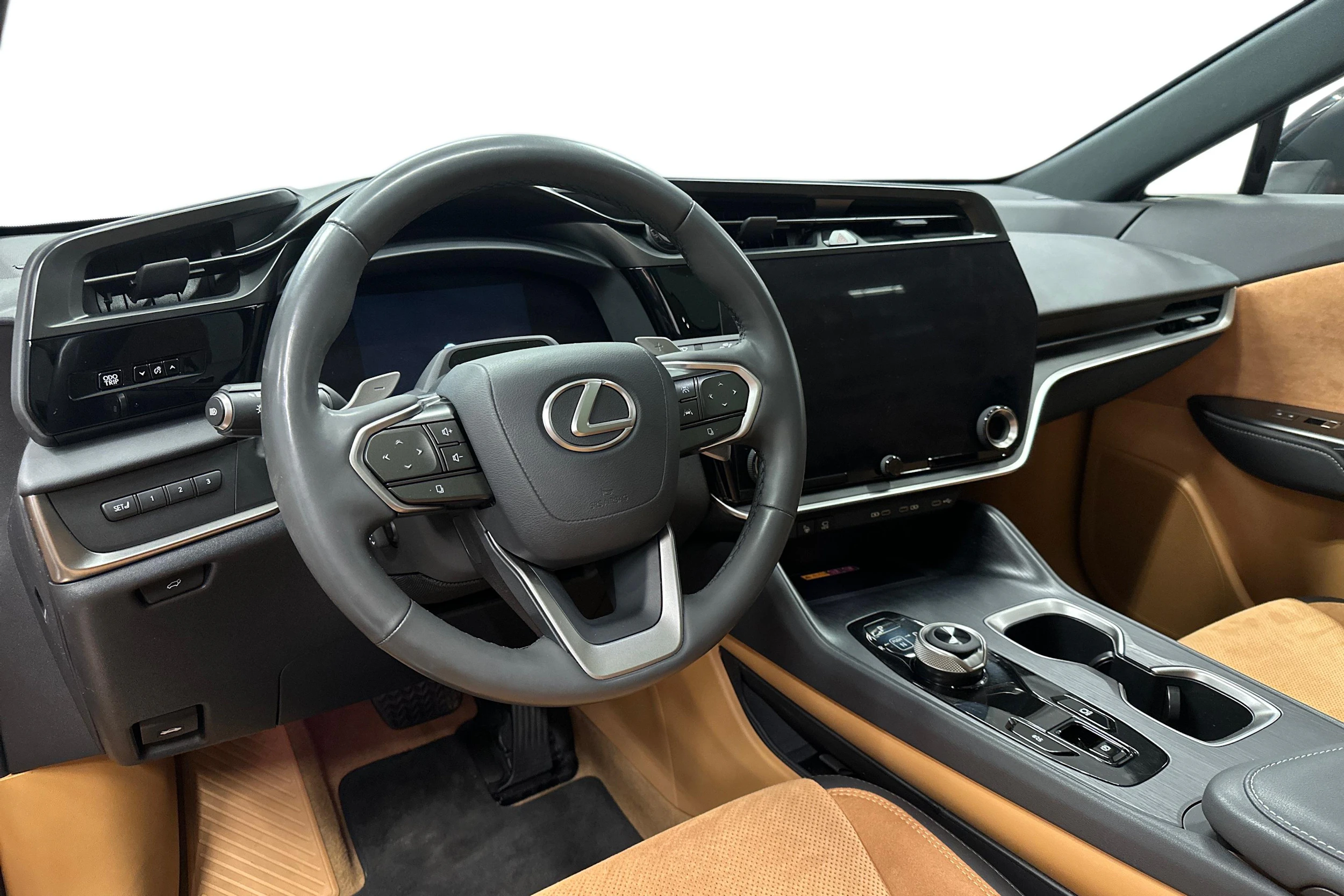 oranssi Lexus RZ 2023 kuva 6.