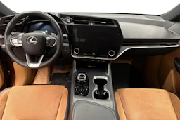 oranssi Lexus RZ 2023 kuva 7.