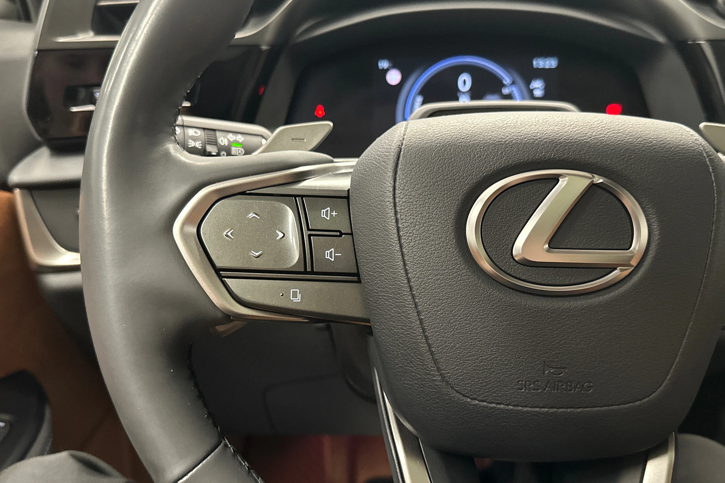 oranssi Lexus RZ 2023 kuva 11.