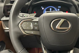 oranssi Lexus RZ 2023 kuva 11.