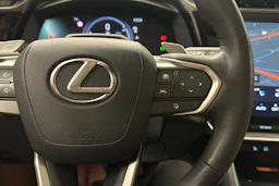 oranssi Lexus RZ 2023 kuva 12.