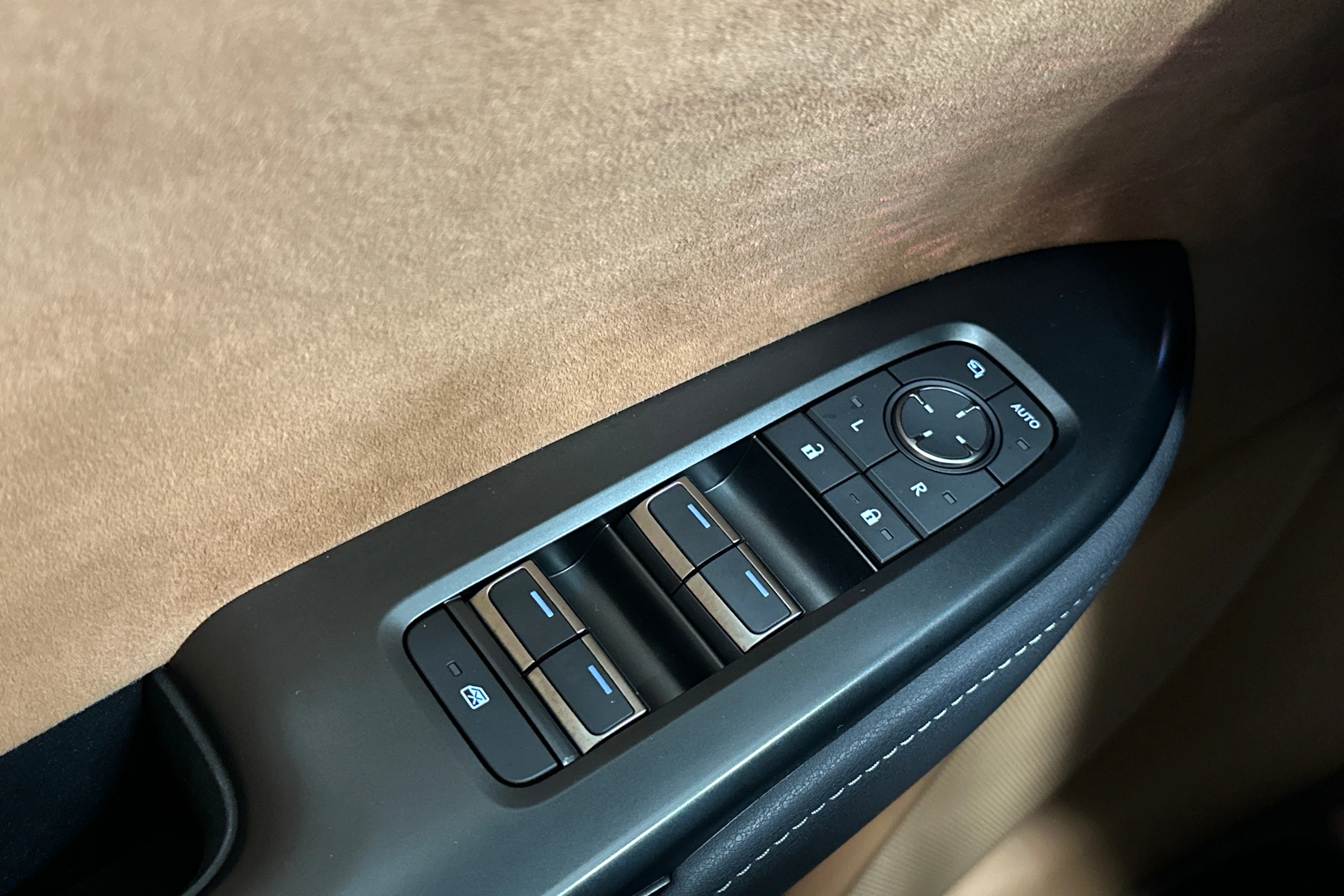 oranssi Lexus RZ 2023 kuva 16.