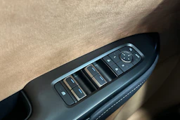oranssi Lexus RZ 2023 kuva 16.