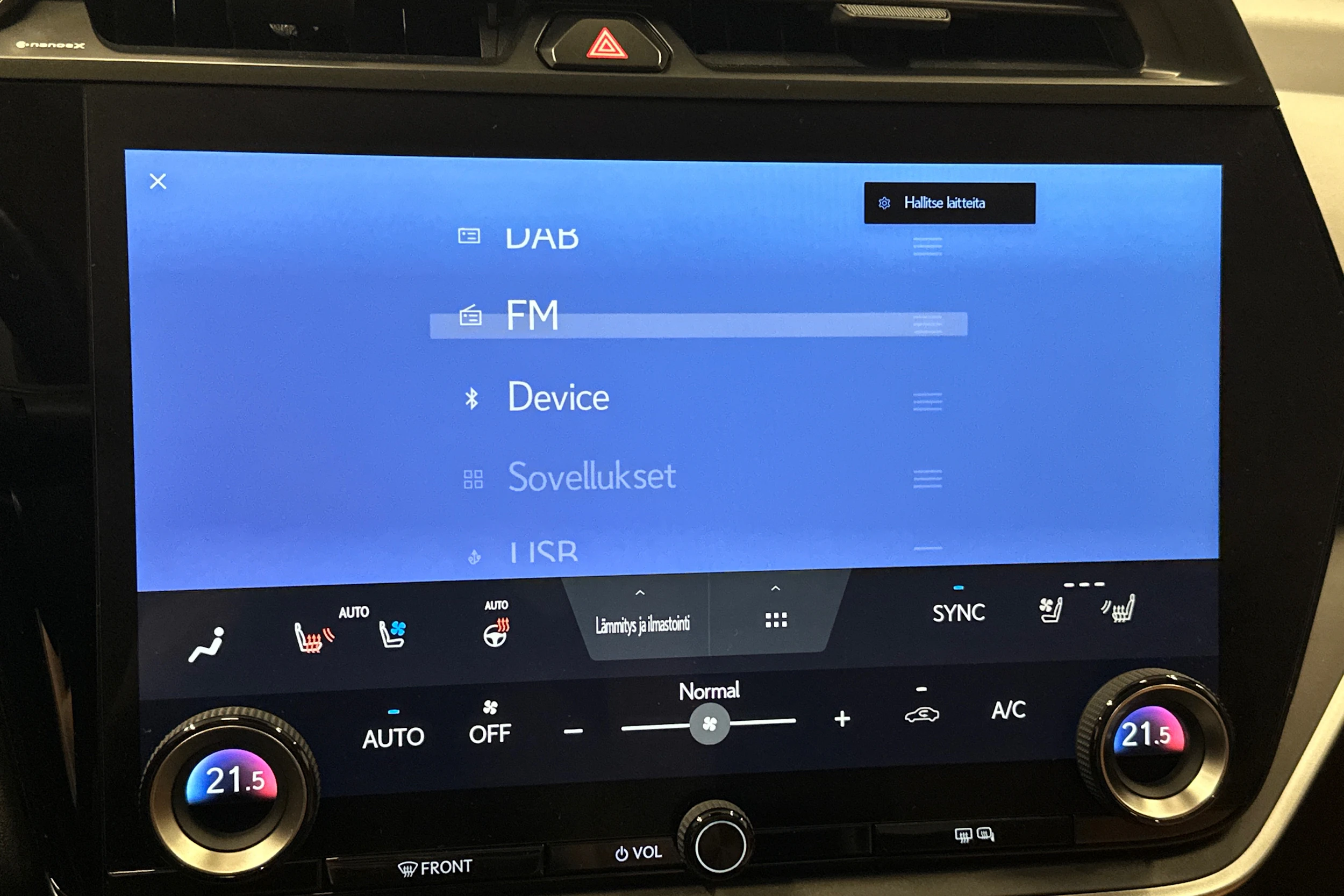 oranssi Lexus RZ 2023 kuva 19.