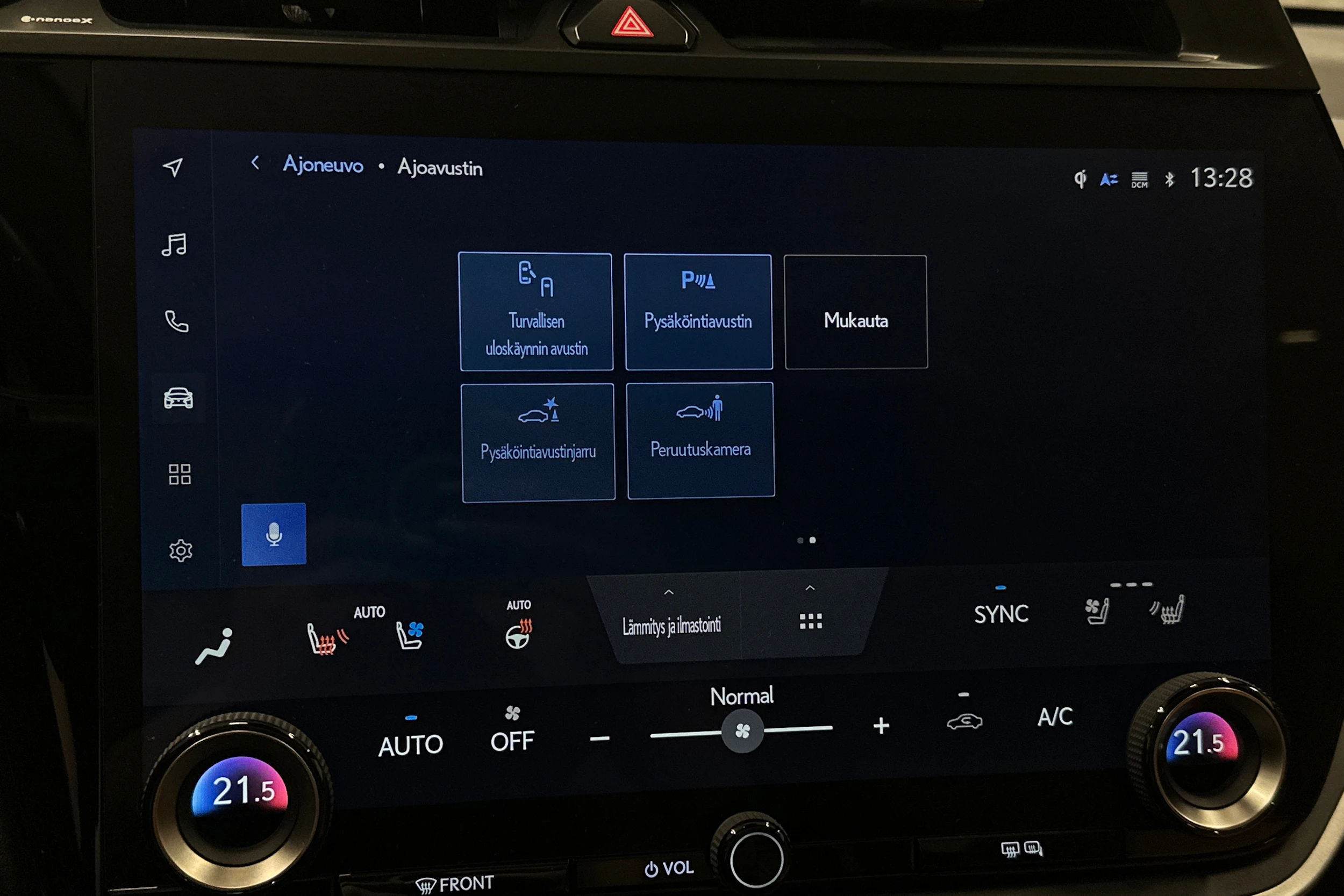 oranssi Lexus RZ 2023 kuva 22.