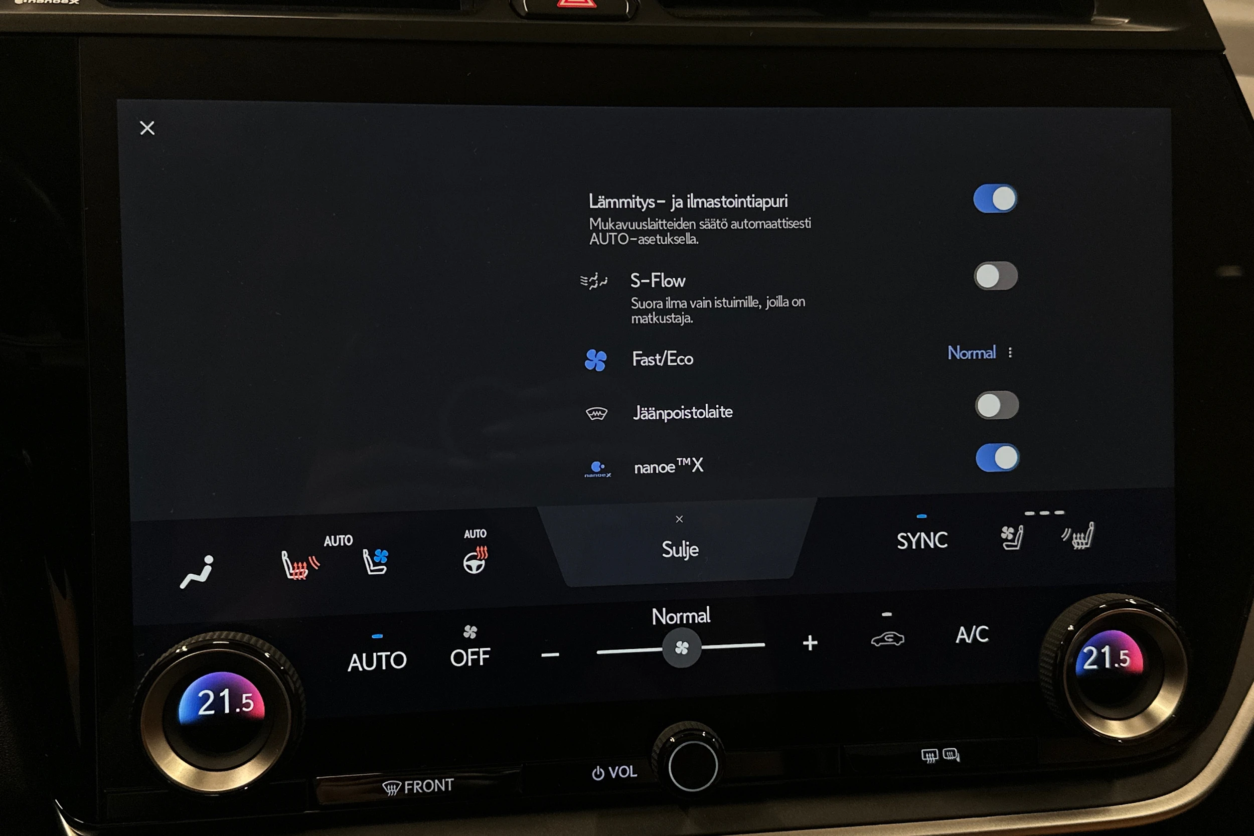 oranssi Lexus RZ 2023 kuva 26.