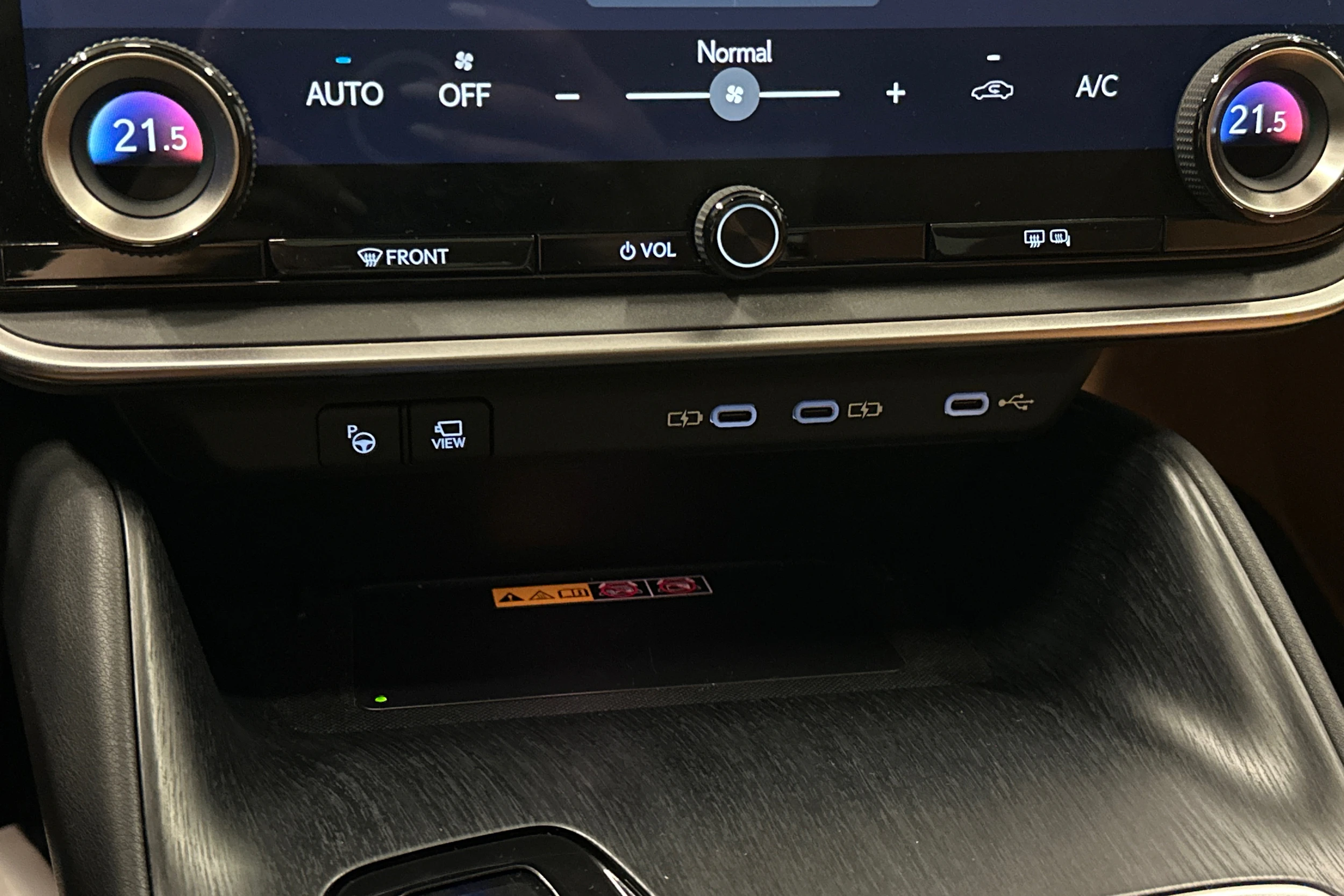 oranssi Lexus RZ 2023 kuva 28.