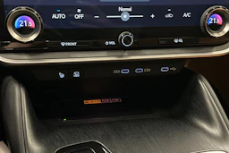 oranssi Lexus RZ 2023 kuva 28.