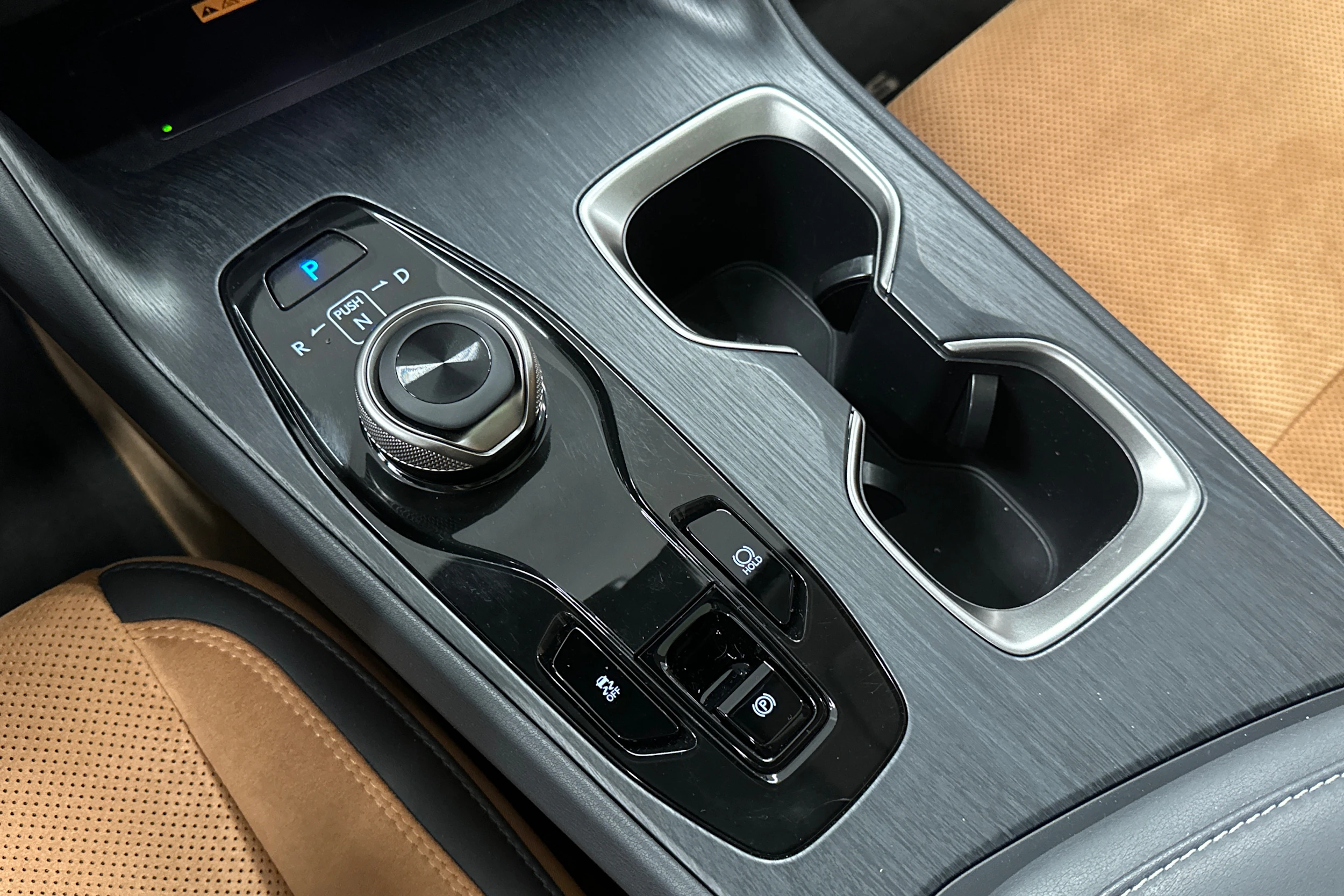 oranssi Lexus RZ 2023 kuva 29.