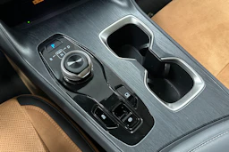 oranssi Lexus RZ 2023 kuva 29.