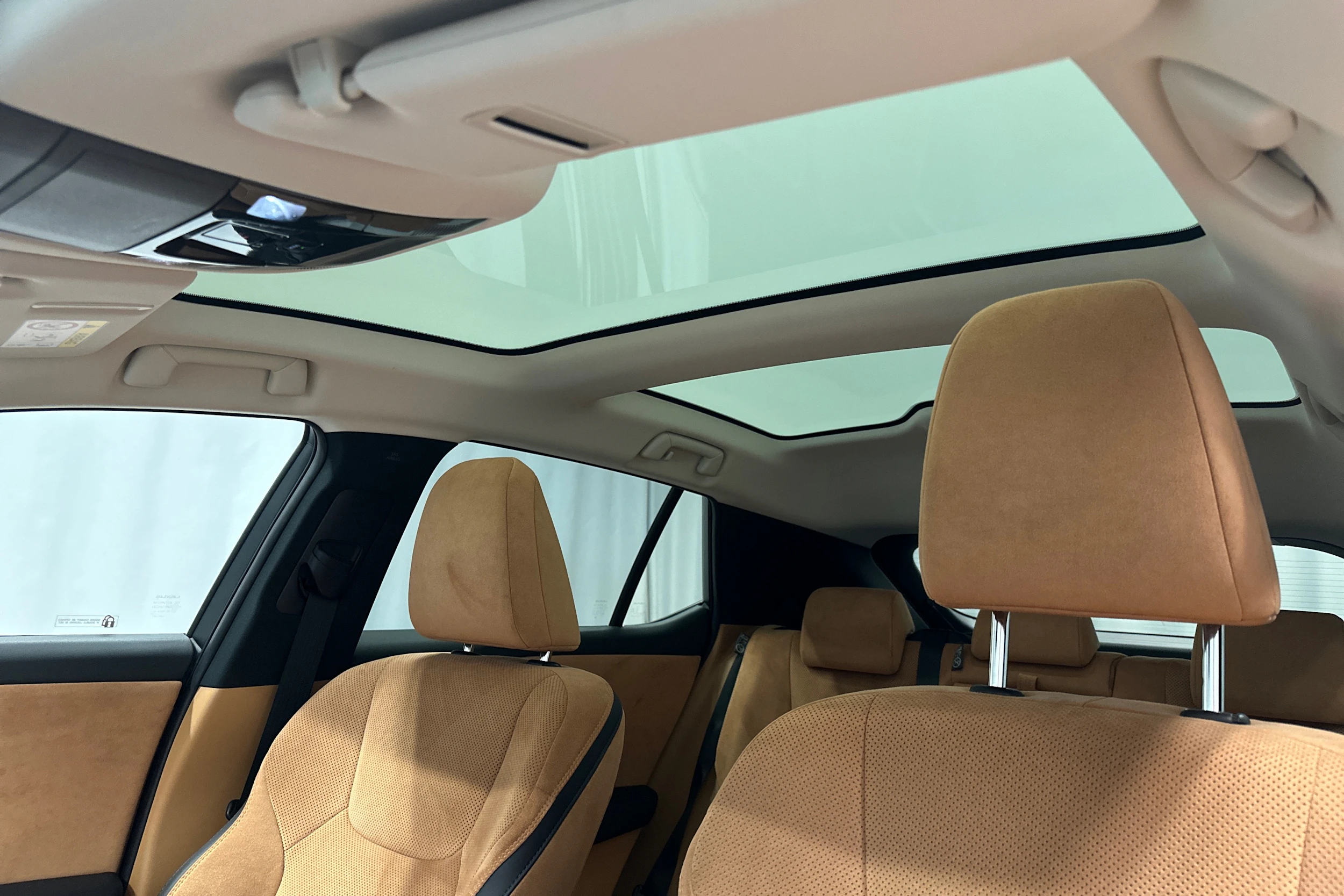 oranssi Lexus RZ 2023 kuva 31.