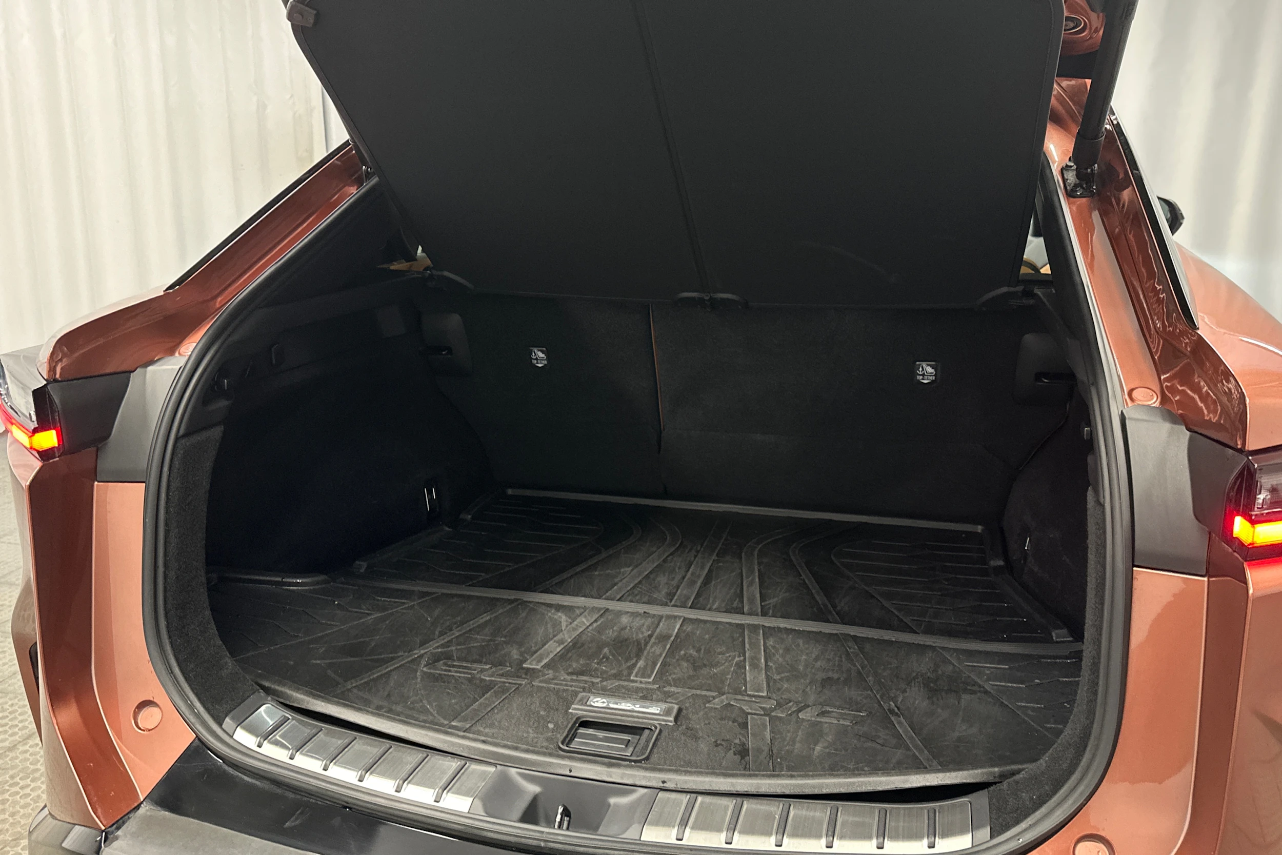 oranssi Lexus RZ 2023 kuva 32.