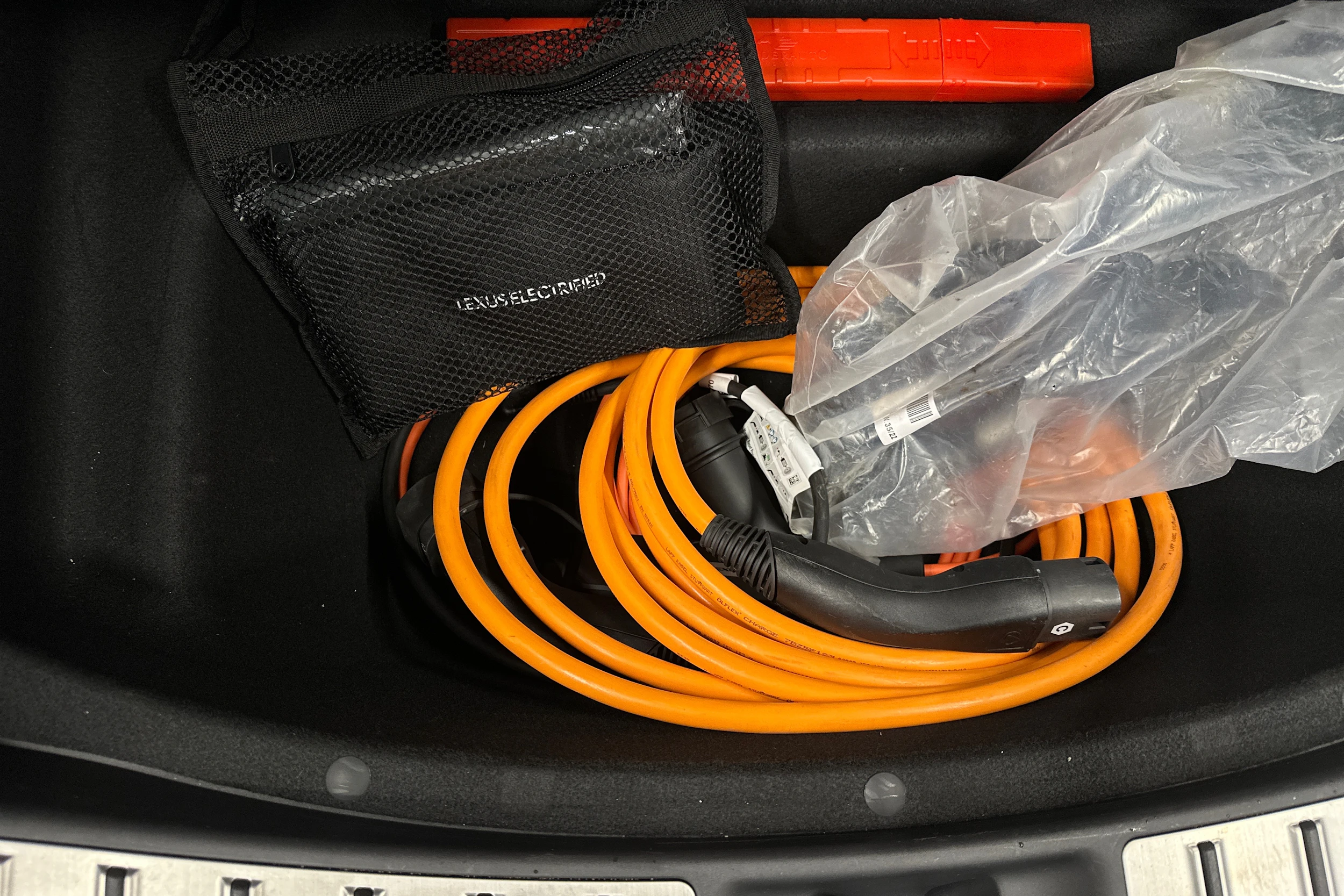 oranssi Lexus RZ 2023 kuva 33.