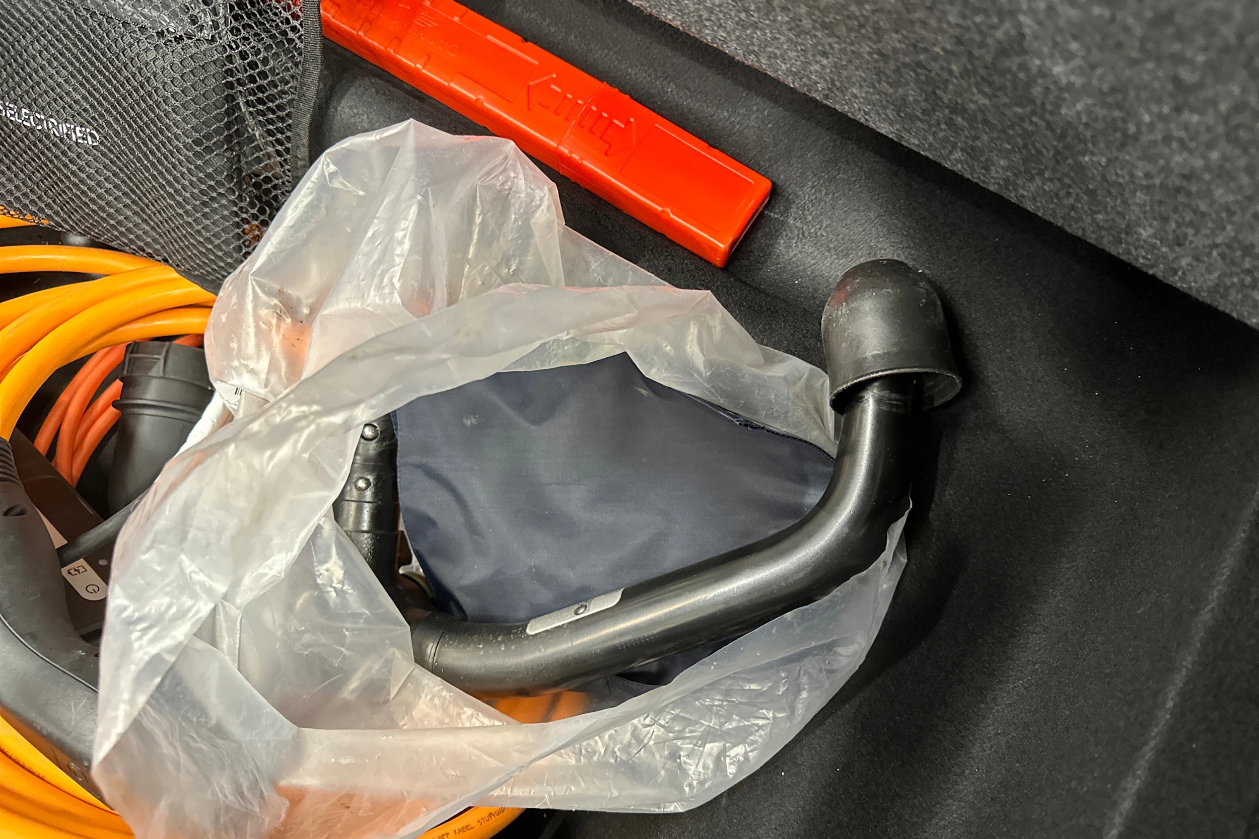oranssi Lexus RZ 2023 kuva 34.