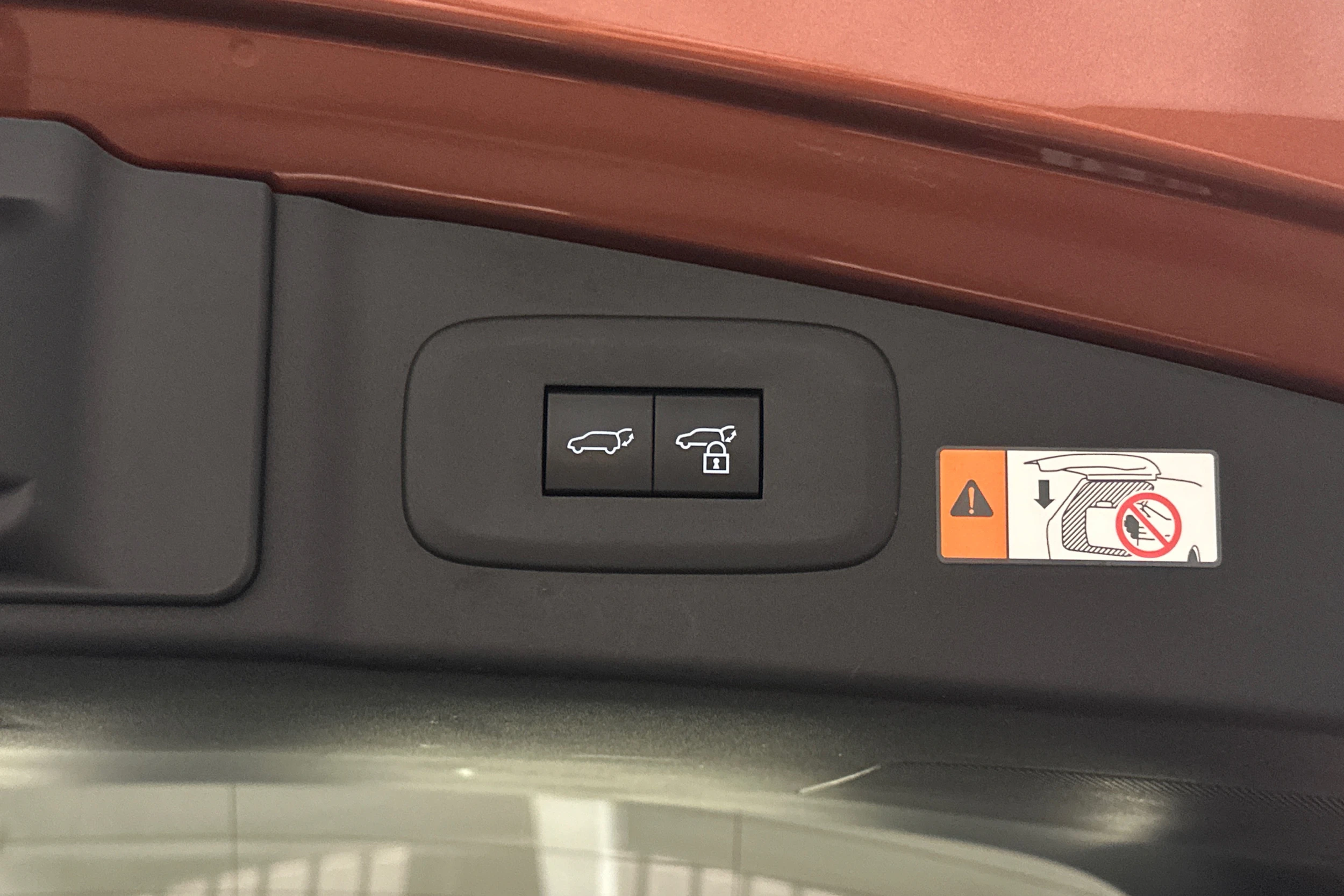oranssi Lexus RZ 2023 kuva 35.