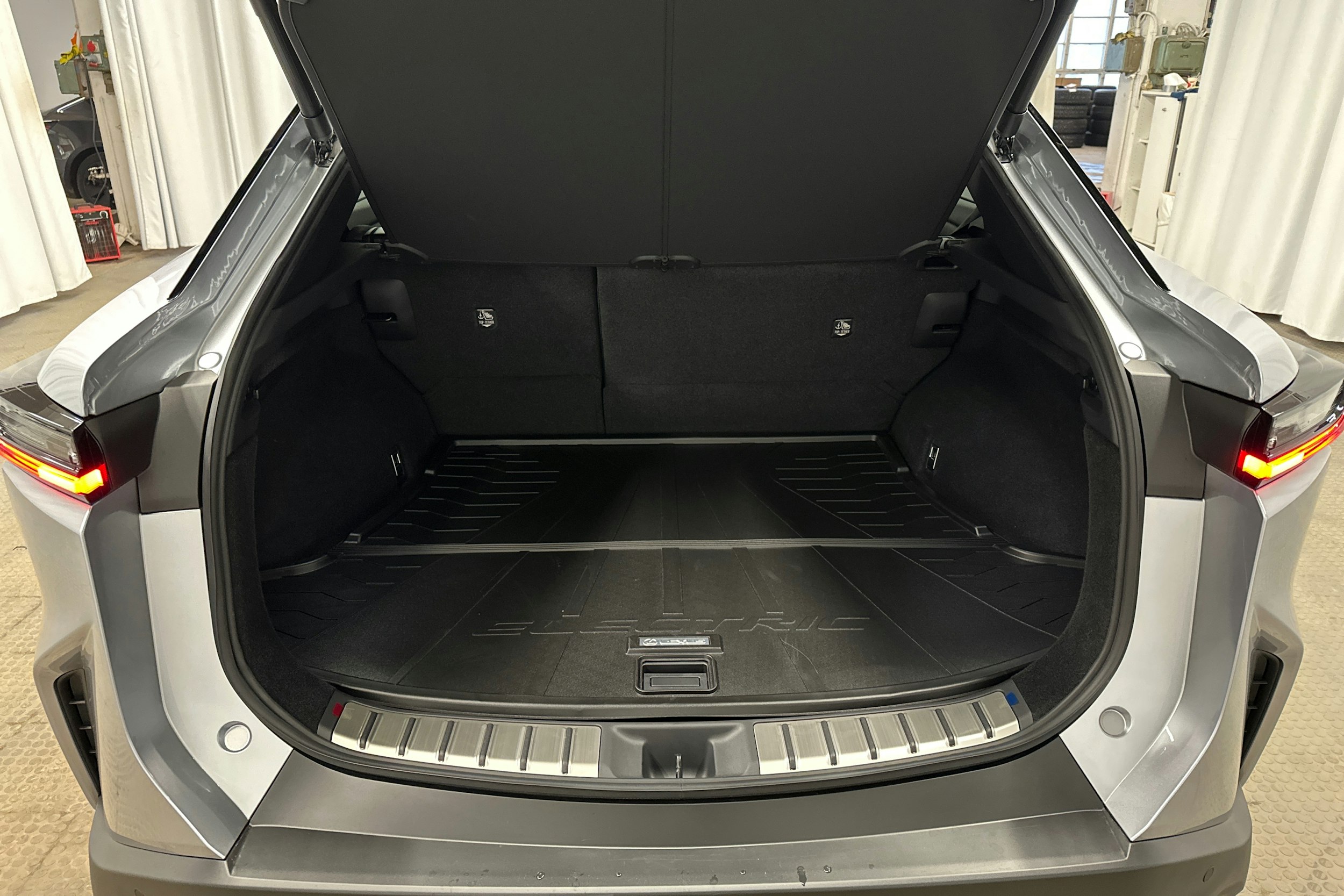 hopea Lexus RZ 2025 kuva 11.