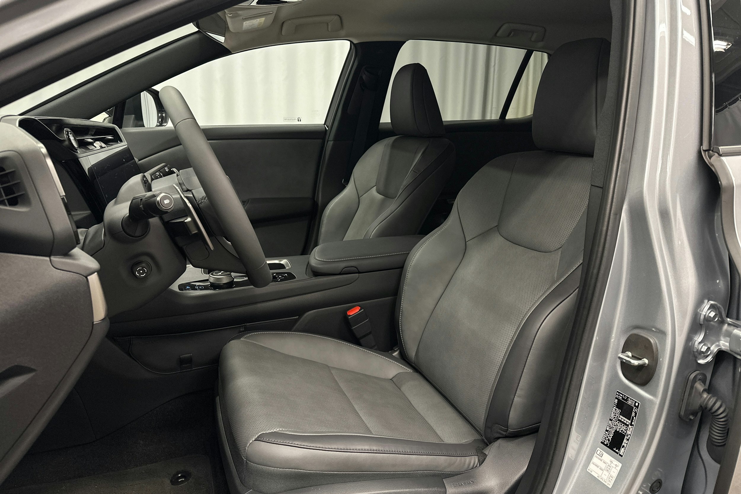 hopea Lexus RZ 2025 kuva 13.