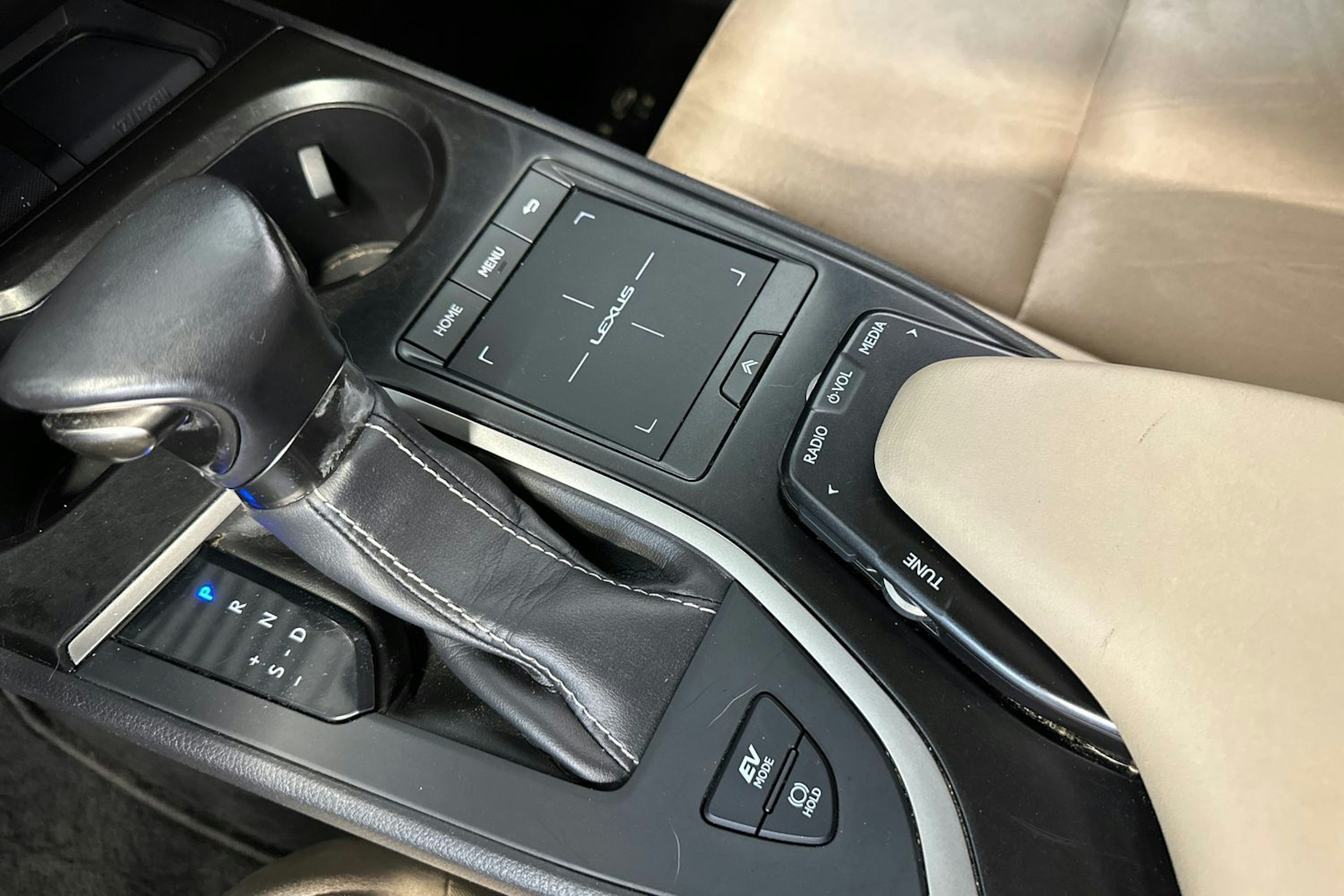 hopea Lexus UX 2019 kuva 24.