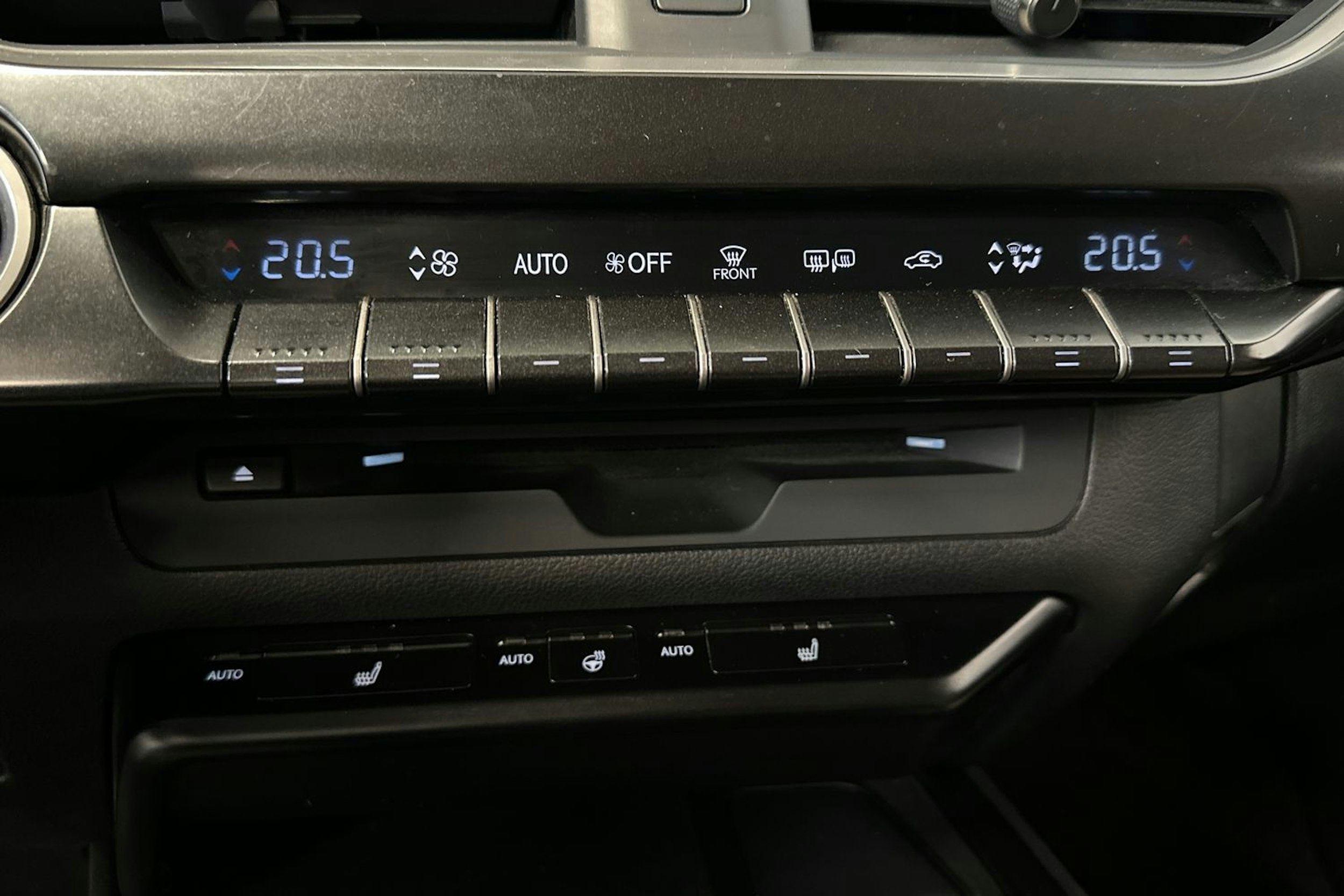 hopea Lexus UX 2019 kuva 25.