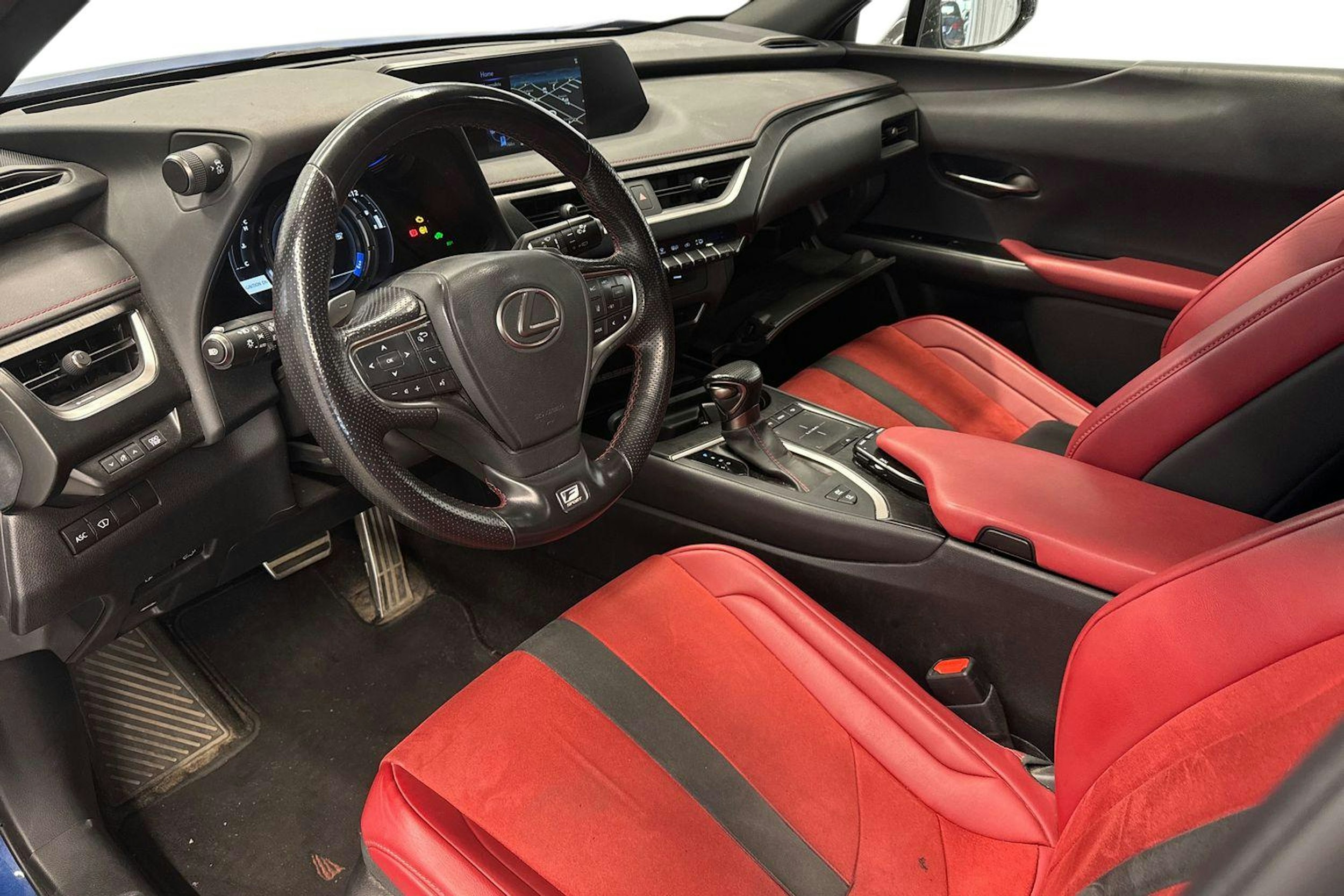 sininen Lexus UX 2019 kuva 3.