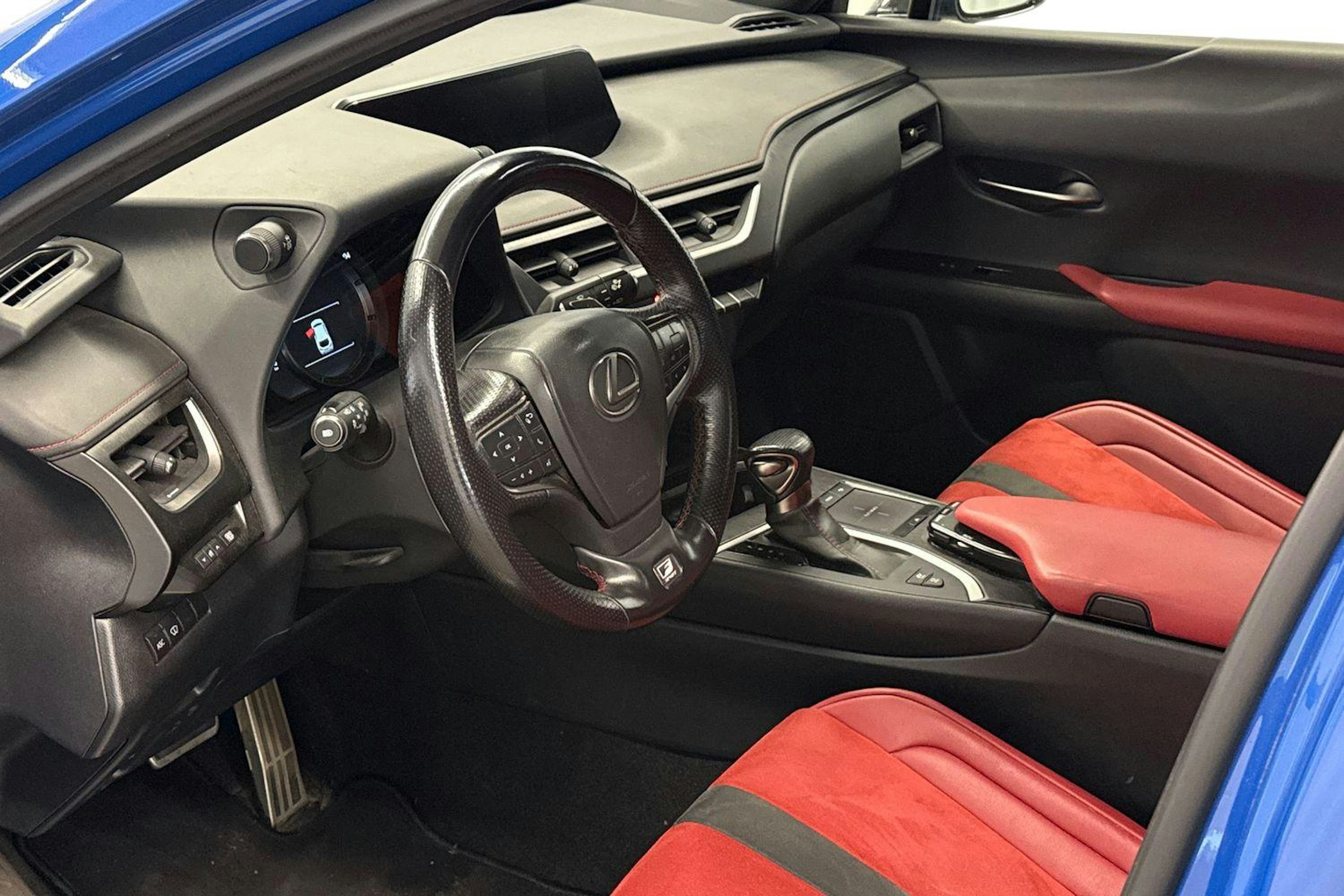 sininen Lexus UX 2019 kuva 7.