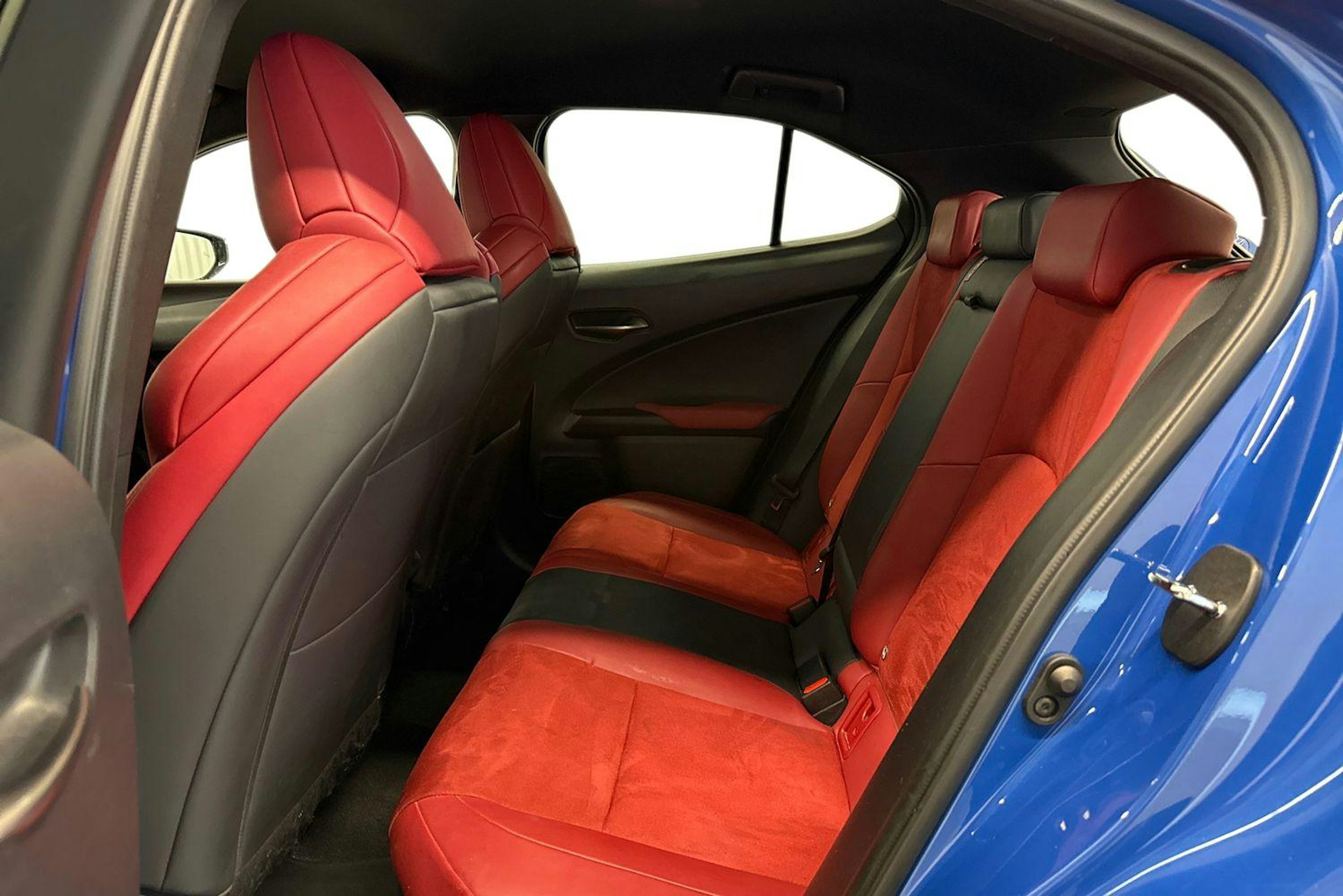 sininen Lexus UX 2019 kuva 10.