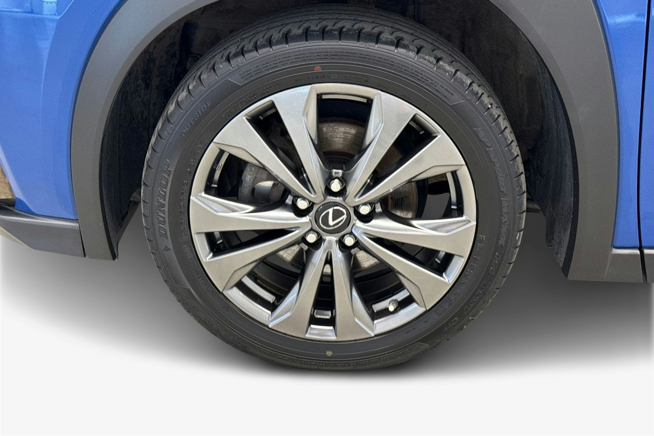 sininen Lexus UX 2019 kuva 11.
