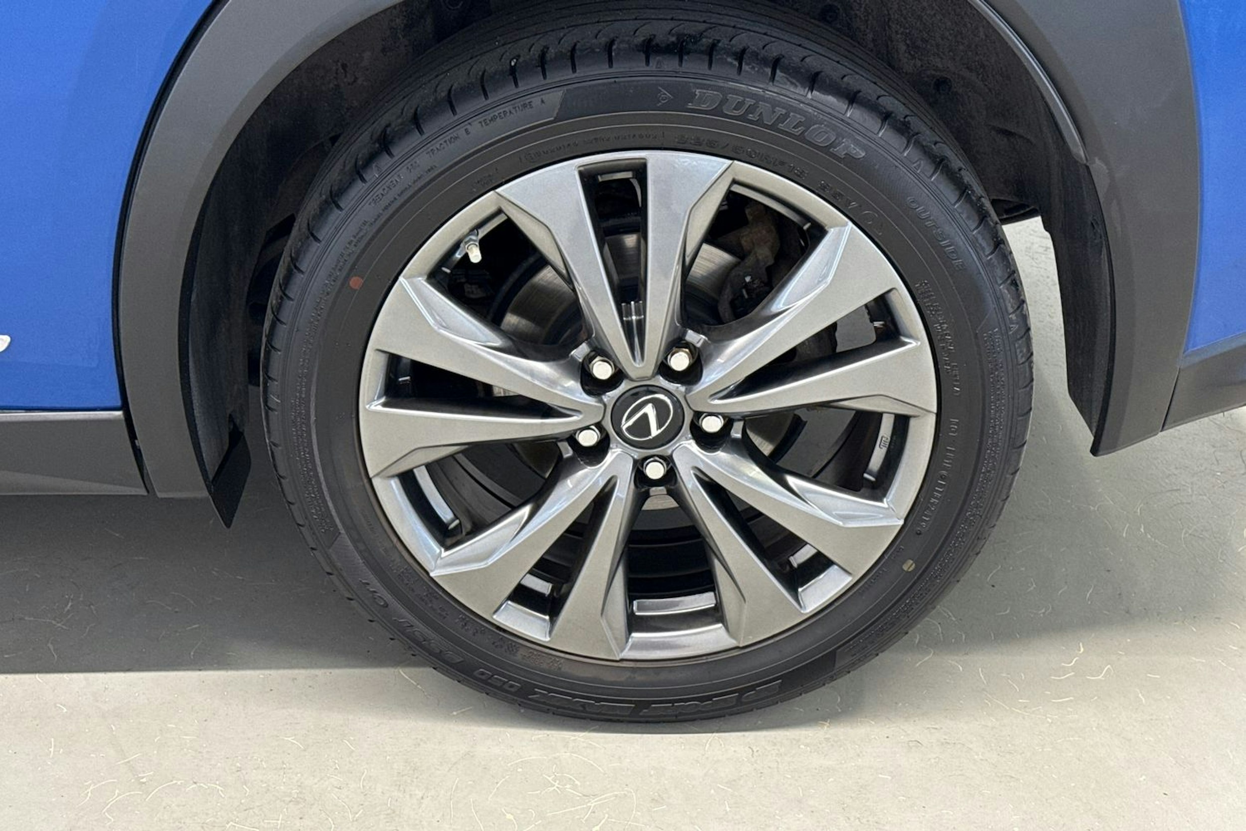 sininen Lexus UX 2019 kuva 13.