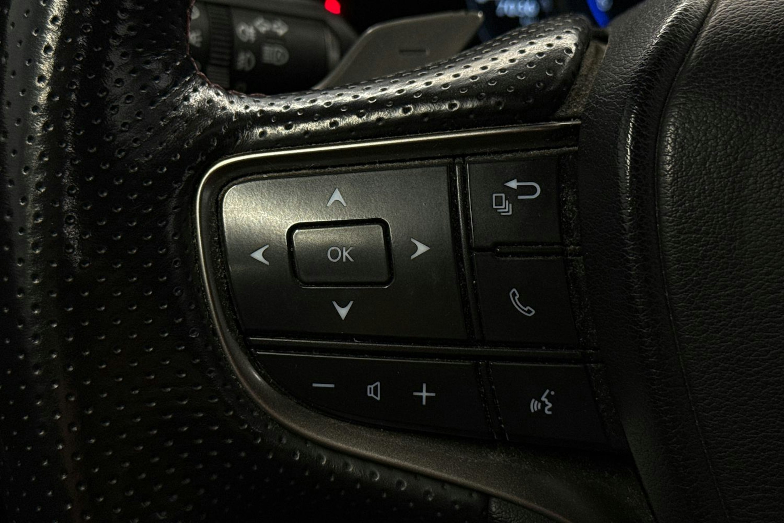 sininen Lexus UX 2019 kuva 15.