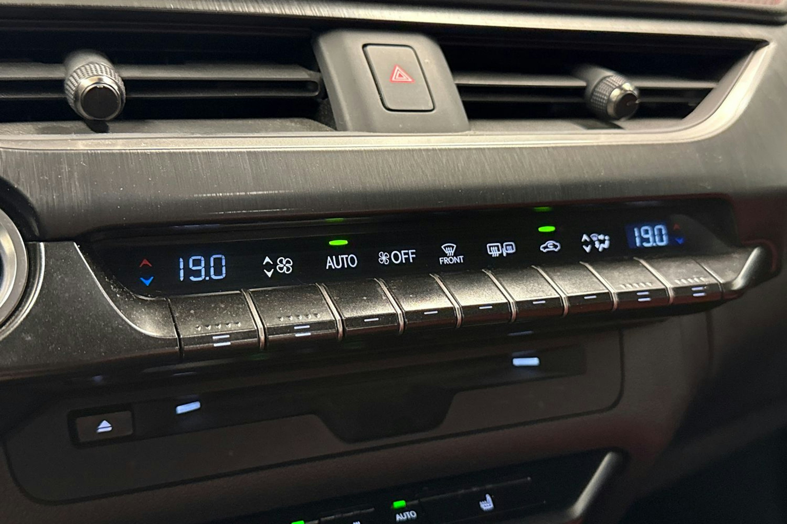 sininen Lexus UX 2019 kuva 19.