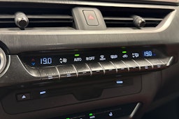 sininen Lexus UX 2019 kuva 19.