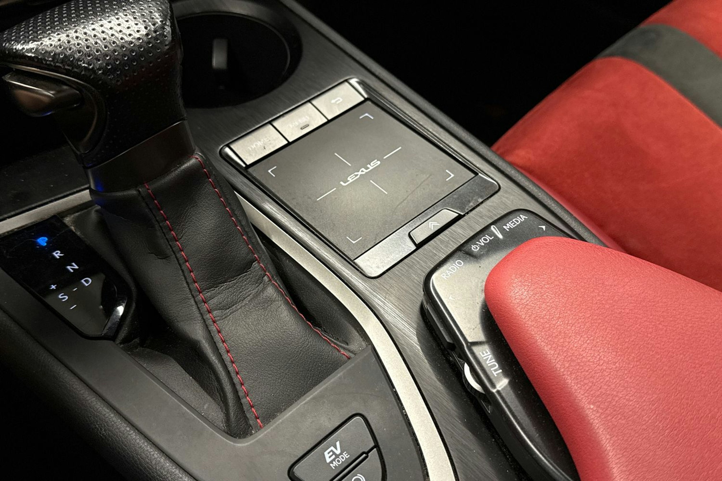 sininen Lexus UX 2019 kuva 20.