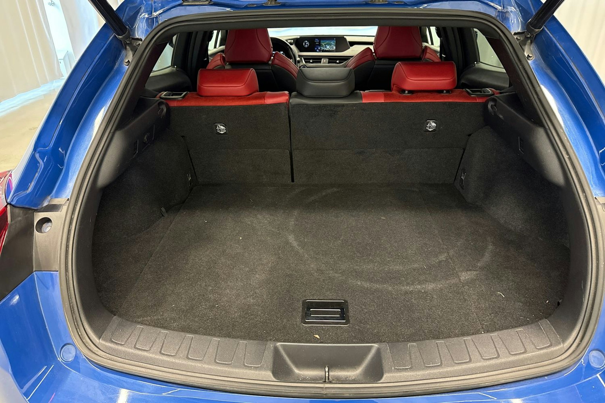 sininen Lexus UX 2019 kuva 21.