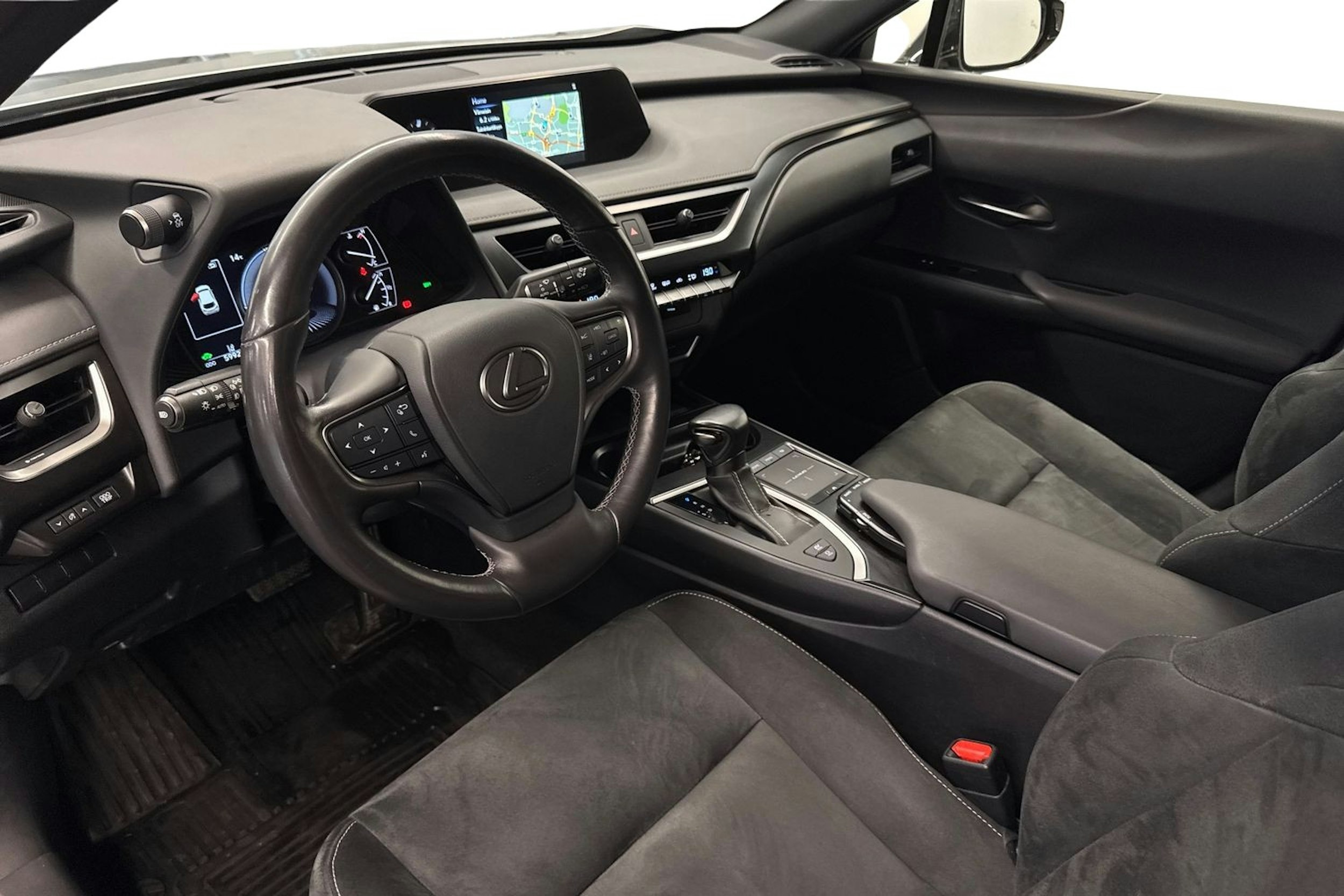 hopea Lexus UX 2021 kuva 7.