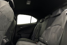 hopea Lexus UX 2021 kuva 10.
