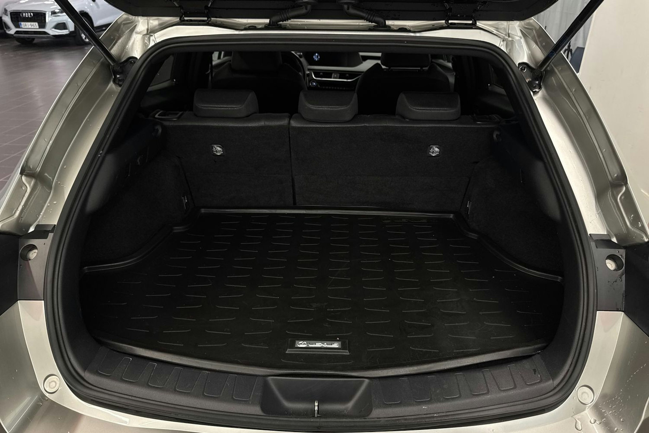 hopea Lexus UX 2021 kuva 35.