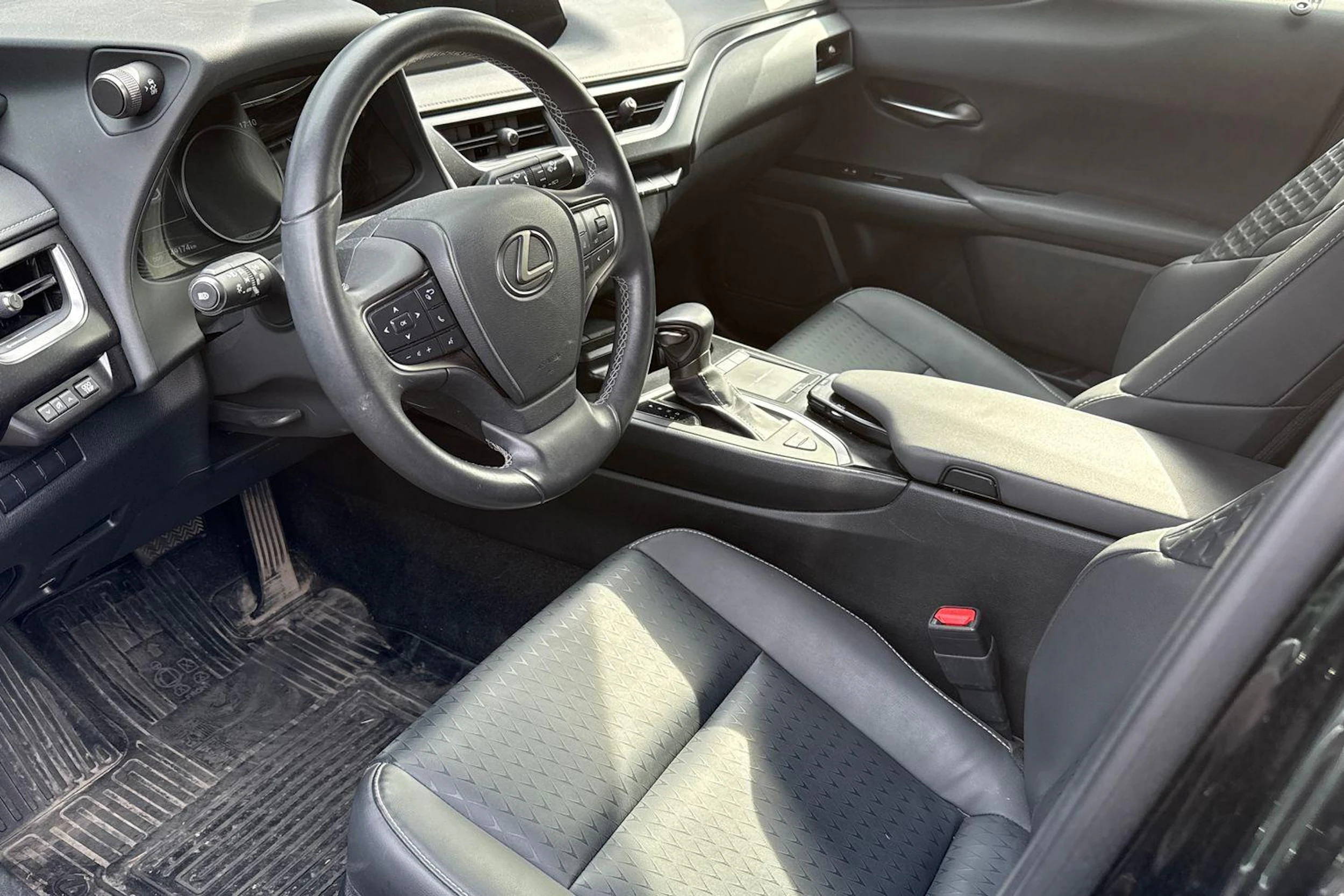 musta Lexus UX 2022 kuva 3.